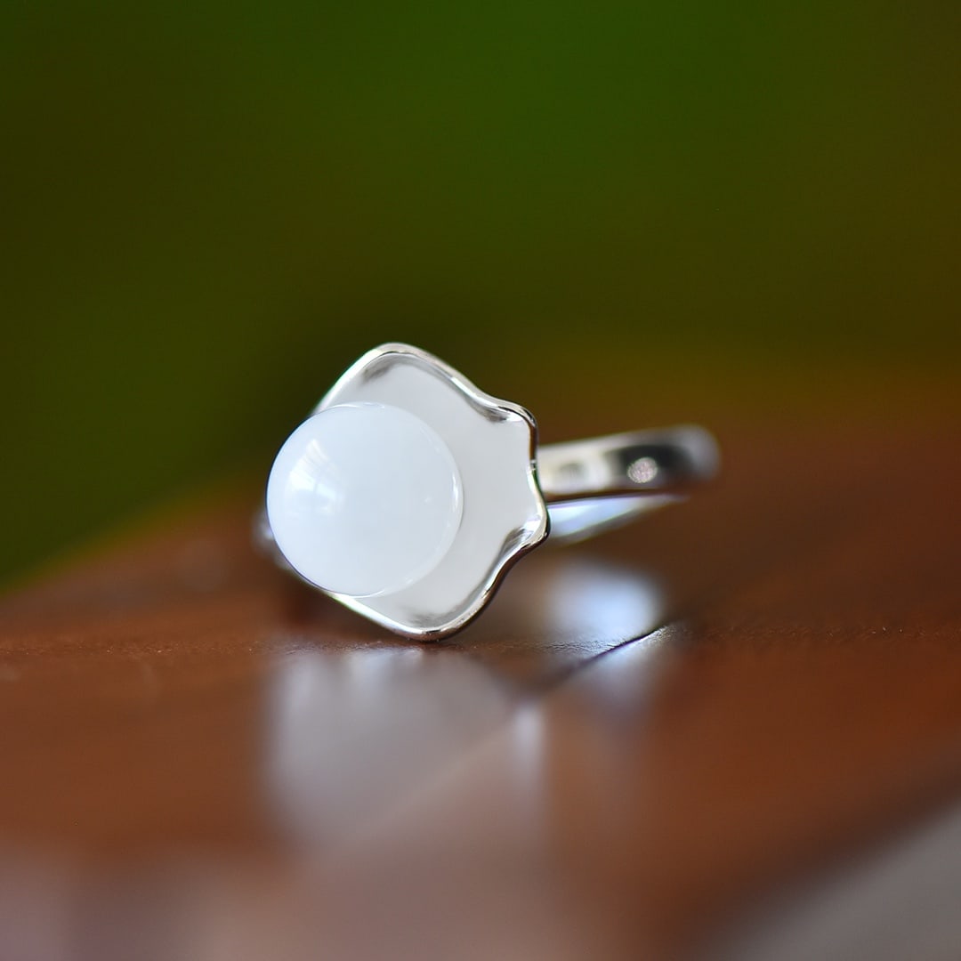 An Exquisite Sterling Silver Inlaid White Jade Ring: An Exquisite Sterling Silver Inlaid White Jade Ring,Size:0.3inx0.3in 纯银镶白玉戒指