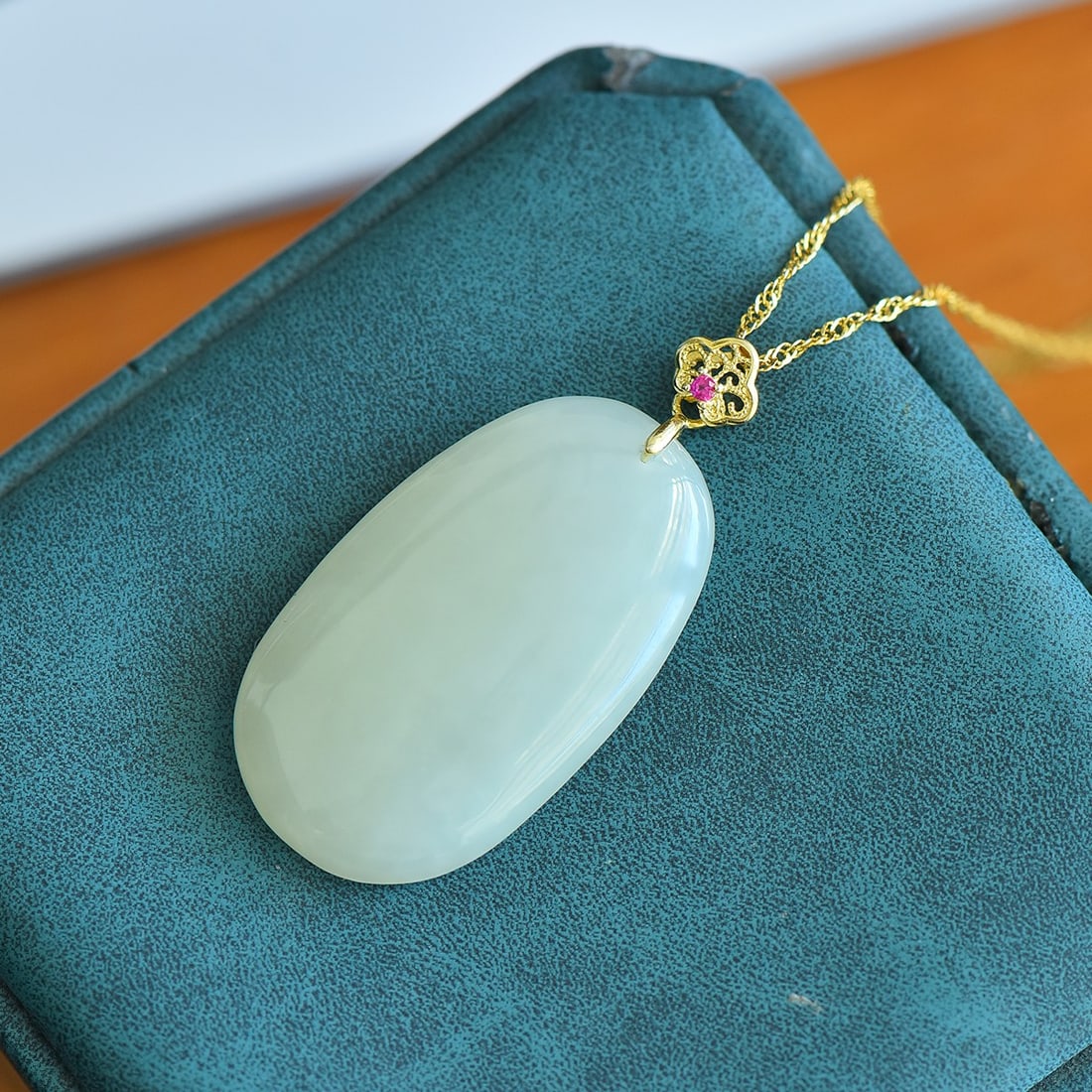 An Exquisite Sterling Silver-Gold Plated Inlaid White Jade Pendant: An Exquisite Sterling Silver-Gold Plated Inlaid White Jade Pendant,Size:0.8inx1.3in 纯银镀金镶白玉吊坠