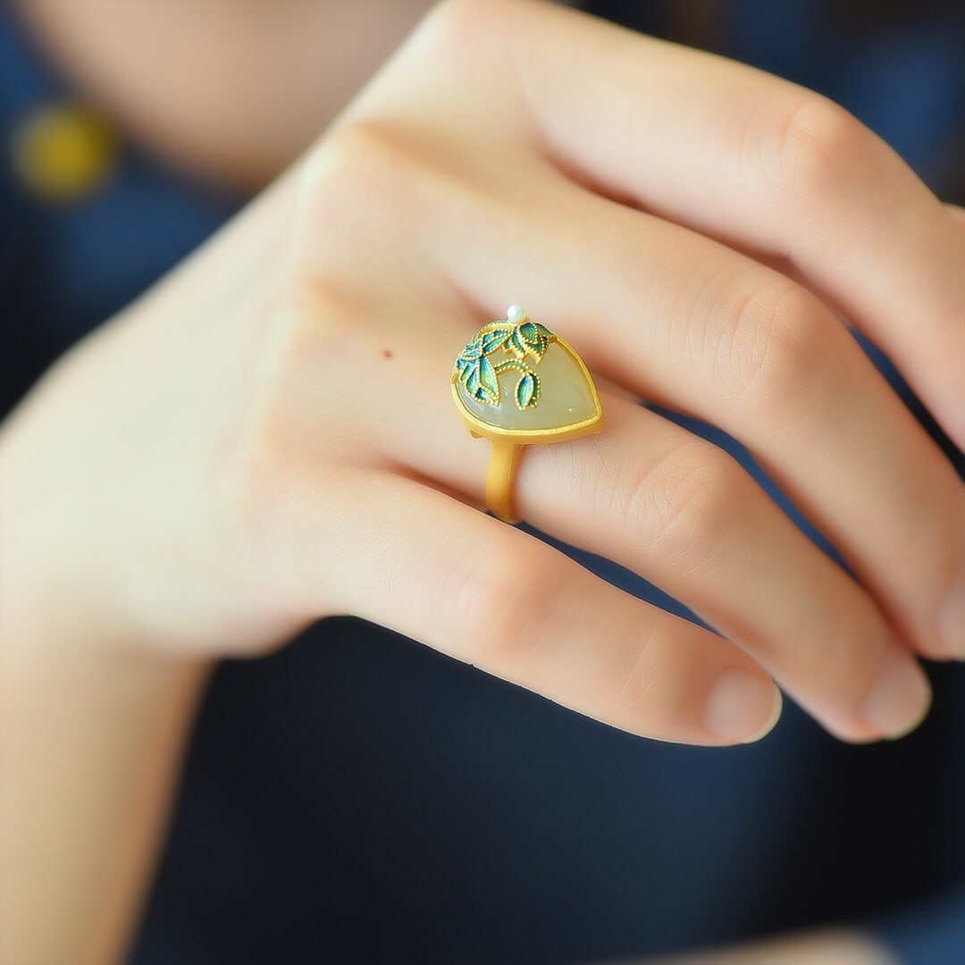 An Exquisite Sterling Silver-Gold Plated Inlaid White Jade Ring: An Exquisite Sterling Silver-Gold Plated Inlaid White Jade Ring,Size:0.5inx0.6in 纯银镀金镶白玉戒指