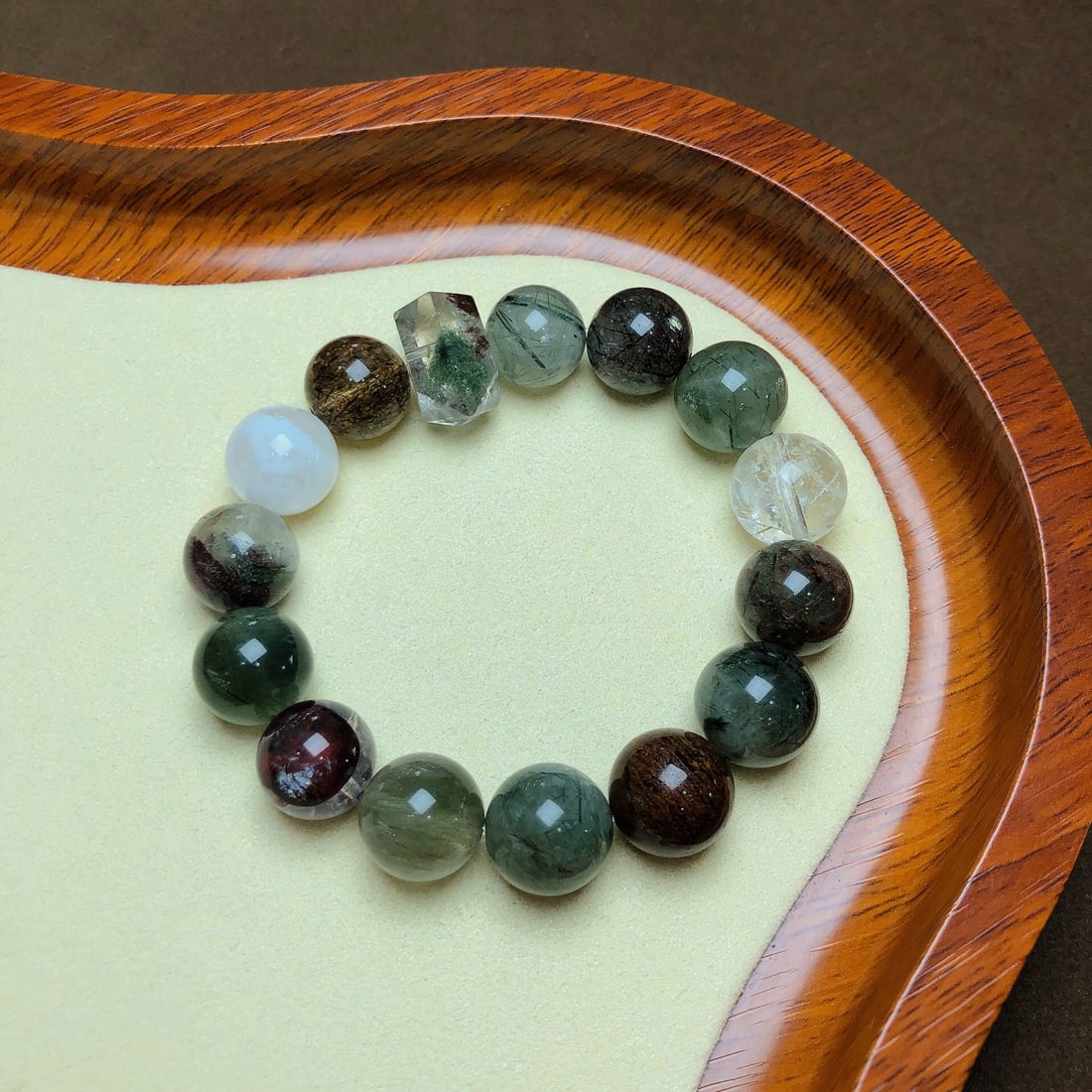 An Exquisite Crystal Bracelet: An Exquisite Crystal Bracelet,Size:0.5in,Weight:48.6g 水晶手串