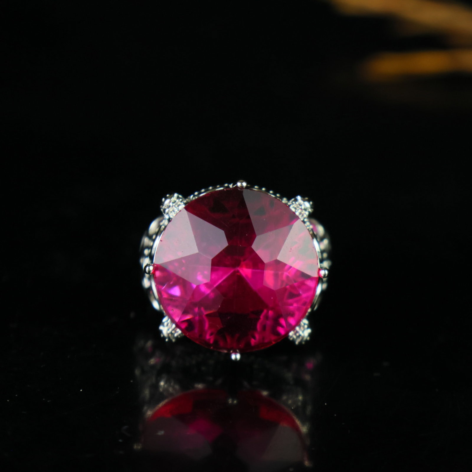 An Exquisite Ring: An Exquisite Ring,Size:0.8inx0.5in 一个精美的戒指