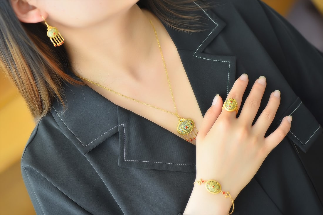 A Set of Fine Sterling Silver-Gold Plated Inlaid White Jade Jewelrys: A Set of Fine Sterling Silver-Gold Plated Inlaid White Jade Jewelrys 一套纯银镀金镶白玉首饰