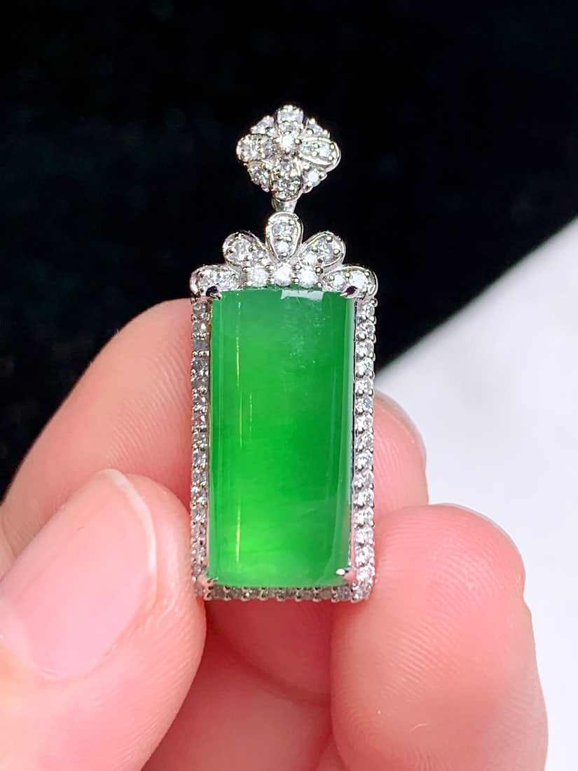 An Exquisite 18k Gold Diamond Inlaid Jadeite Pendant: An Exquisite 18k Gold Diamond Inlaid Jadeite Pendant,Size(Loose Stone):0.6inx0.3inx0.1in 18k金钻镶嵌翡翠吊坠