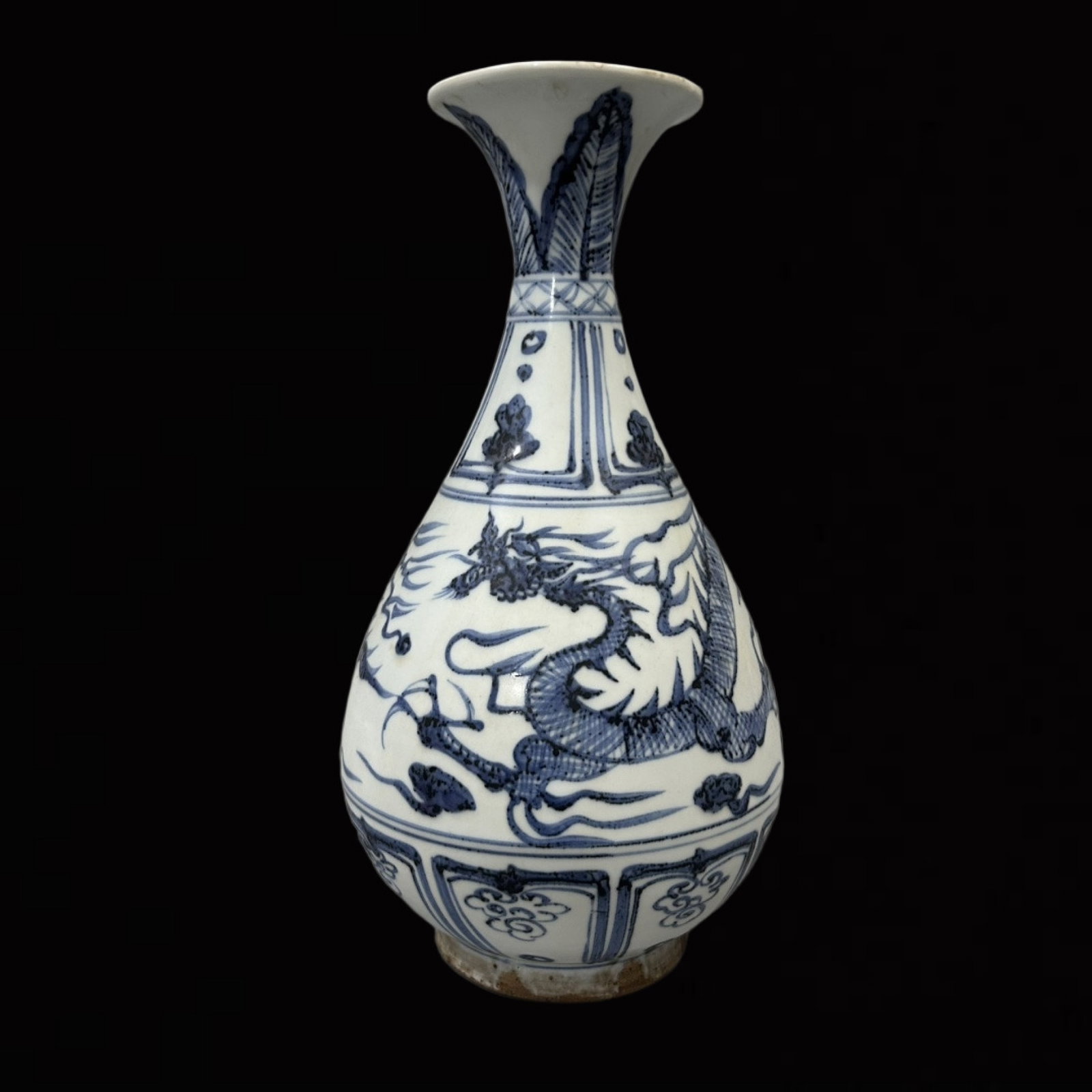 An Exquisite Blue and White Auspicious Cloud and Dragon Pattern Snuff Bottle: An Exquisite Blue and White Auspicious Cloud and Dragon Pattern Snuff Bottle,Qing Dynasty,China,Size:4.6inx7in