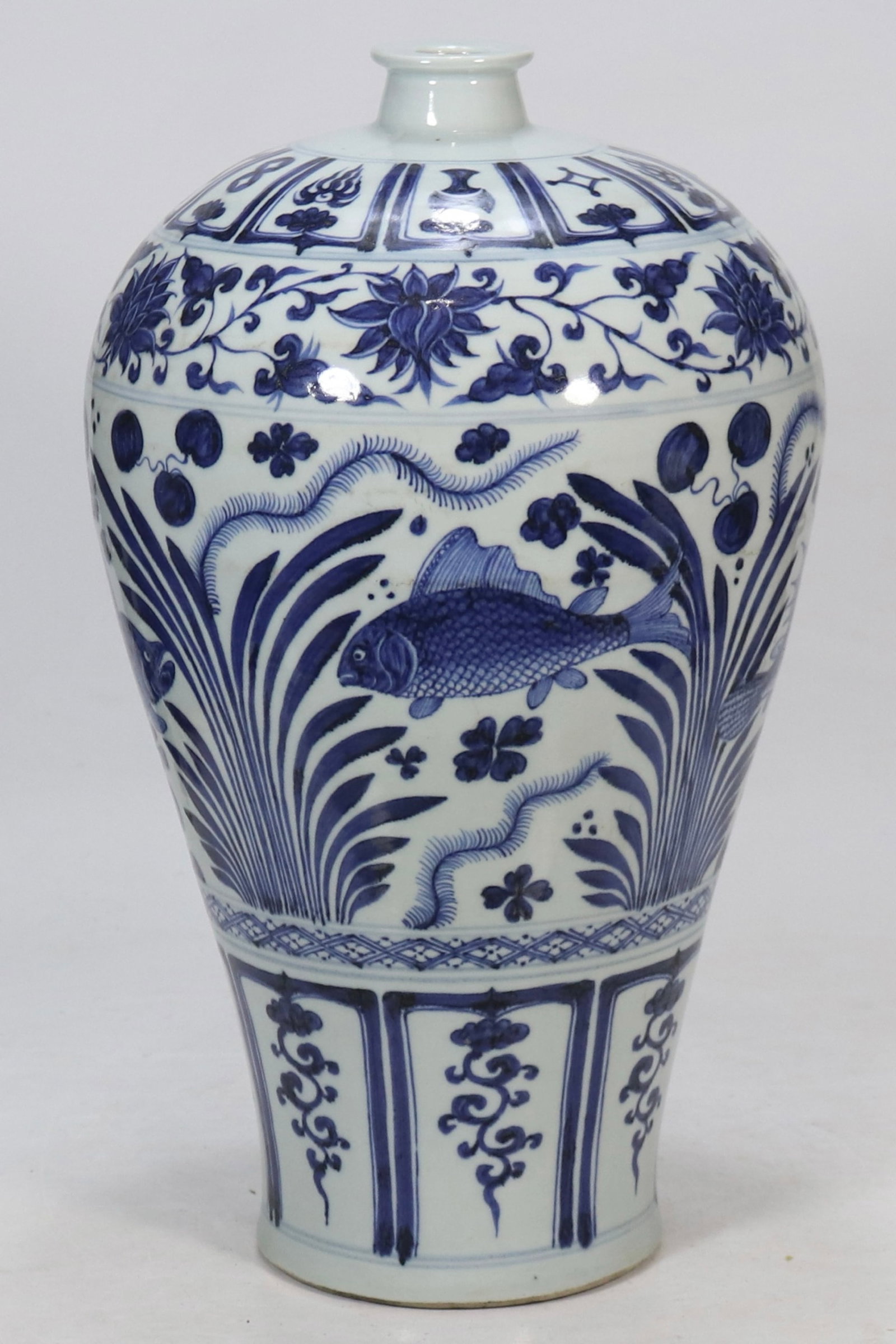 An Exquisite Blue and White Hornwort Pattern Vase: An Exquisite Blue and White Hornwort Pattern Vase,Yuan Dynasty,China,Size:16.7in 青花鱼藻纹瓶,中国元代