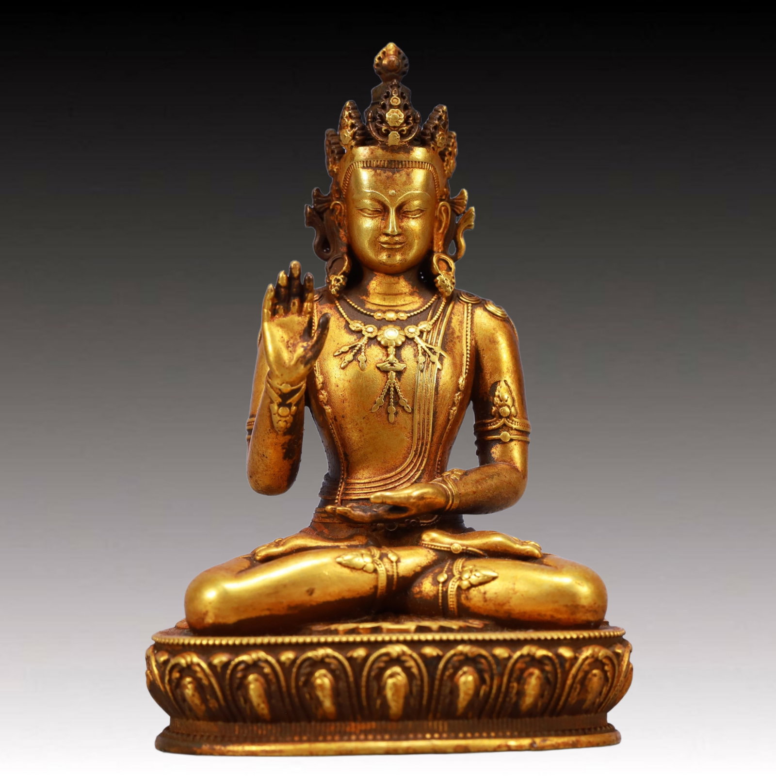 A Solemn Gilt Bronze Statue of Avalokitesvara: A Solemn Gilt Bronze Statue of Avalokitesvara,Ming Dynasty, China,Yongle Six-character Mark,Size:2.8inx2inx3.9in,Weight:579g