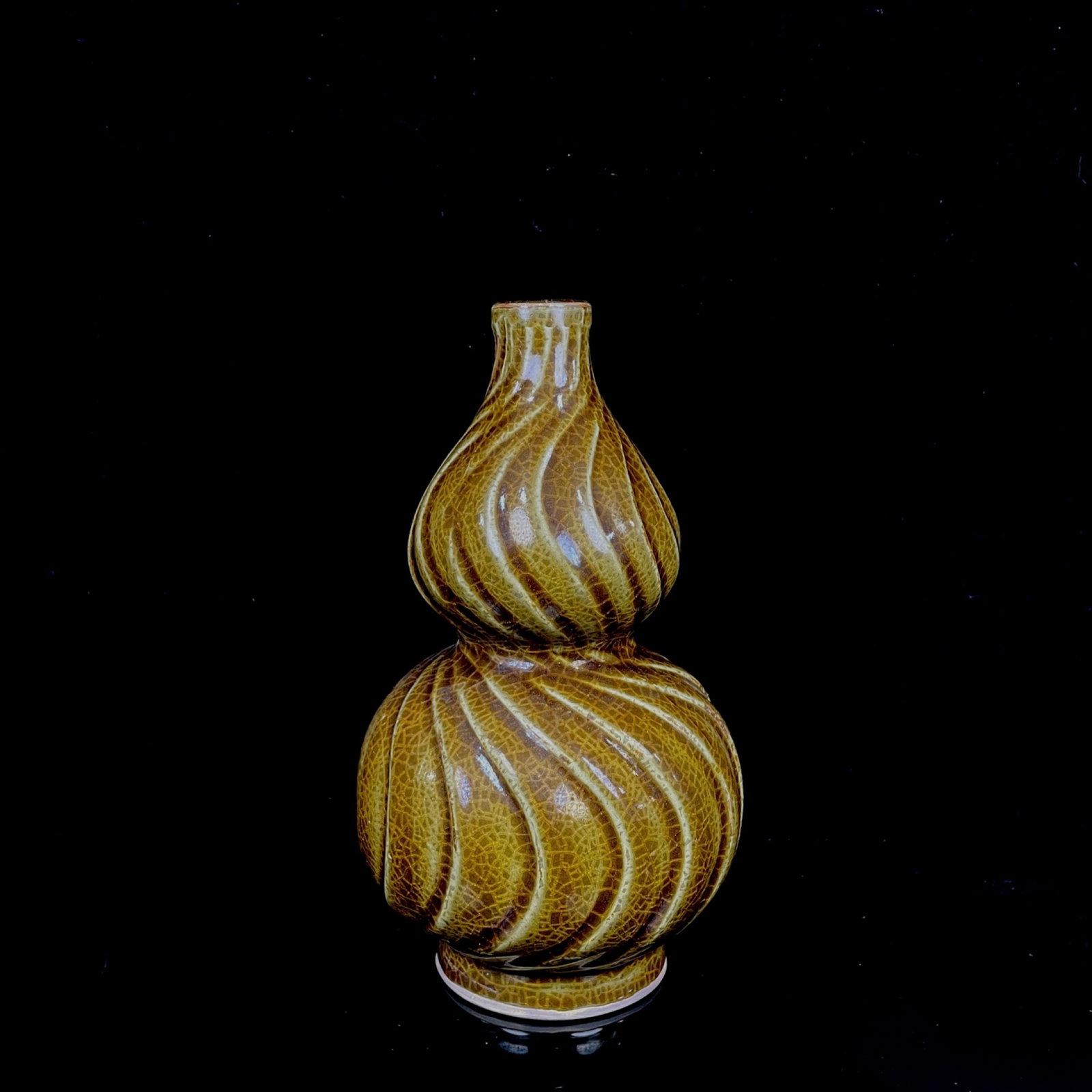 An Exquisite Guan yao Gourd-Shaped Vase: An Exquisite Guan yao Gourd-Shaped Vase,Song Dynasty,China,With Mark,Size:9.1inx5.1in 官窑葫芦瓶,中国宋代,带款