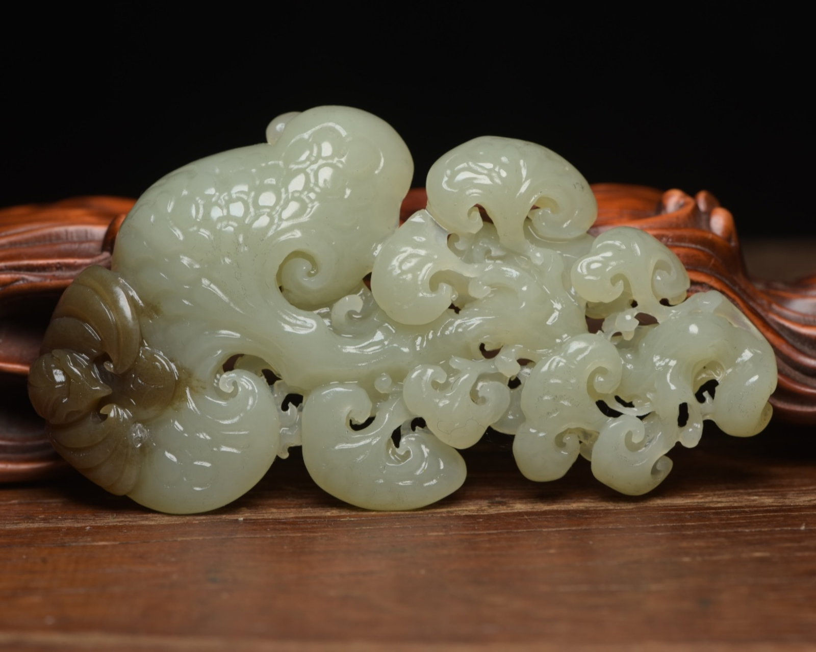 An Exquisite White Jade Ganoderma lucidum Pattern Ruyi: An Exquisite White Jade Ganoderma lucidum Pattern Ruyi,Qing Dynasty,China,Size:3.9inx2.2inx0.5in,Weight:66g 白玉灵芝纹如意,中国清代