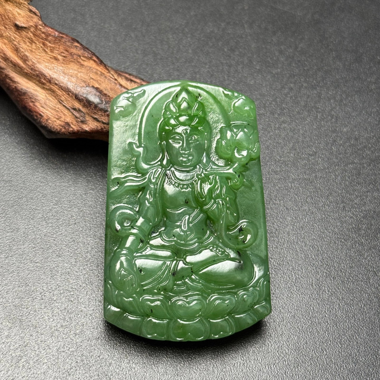 An Exquisite Jasper Statue of Avalokitesvara Pendant: An Exquisite Jasper Statue of Avalokitesvara Pendant,Qing Dynasty,China,Size:36mmx56mmx10mm,Weight:45g 碧玉观音像牌,中国清代