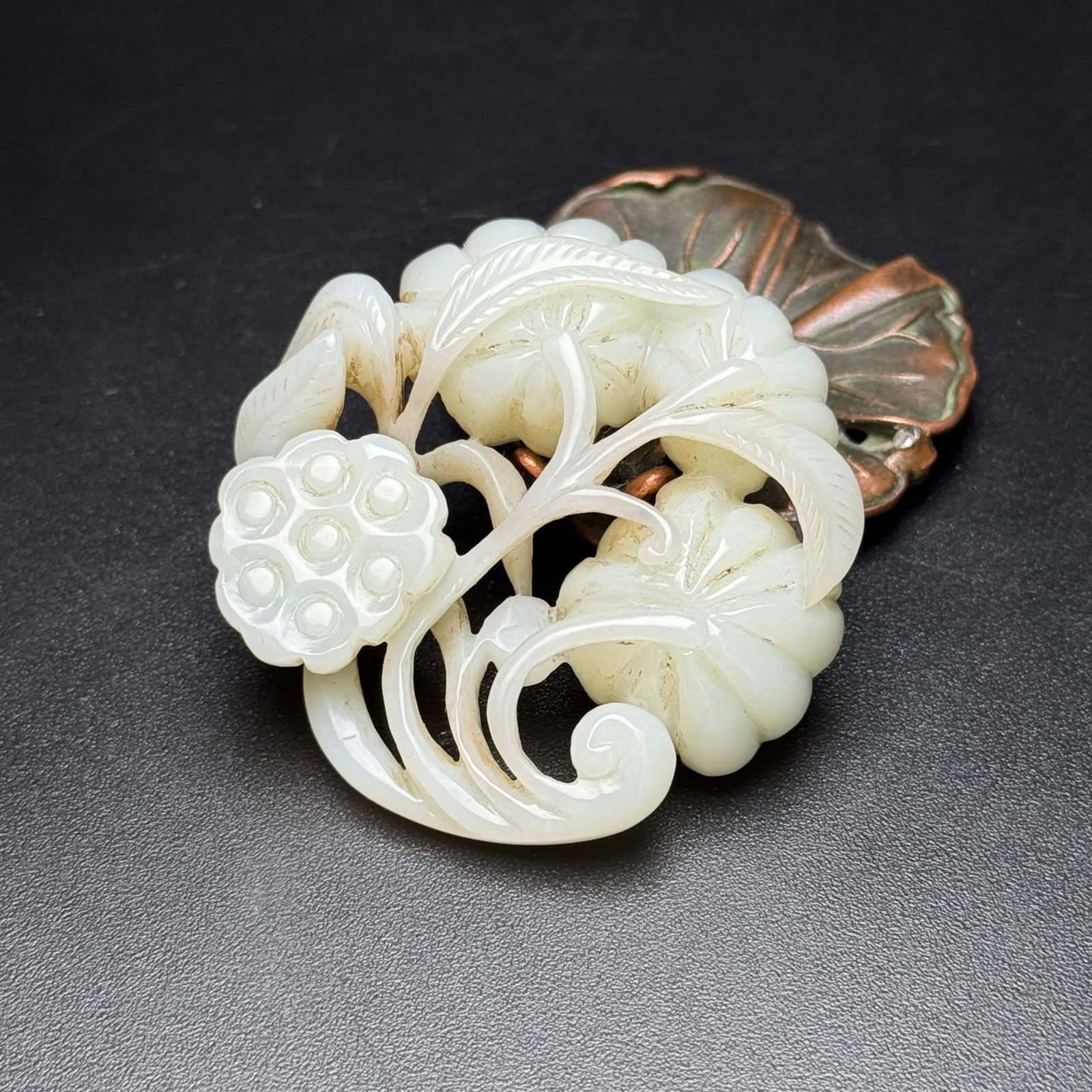 An Exquisite White Jade Flower Pattern Pendant - 2