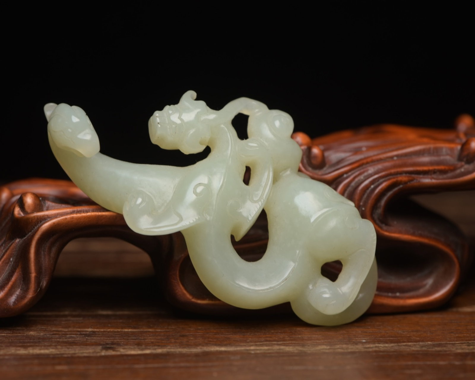 An Exquisite White Jade Dragon Pendant: An Exquisite White Jade Dragon Pendant,Qing Dynasty,China,Size:3inx1.6inx0.6in,Weight:36g 白玉龙佩,中国清代