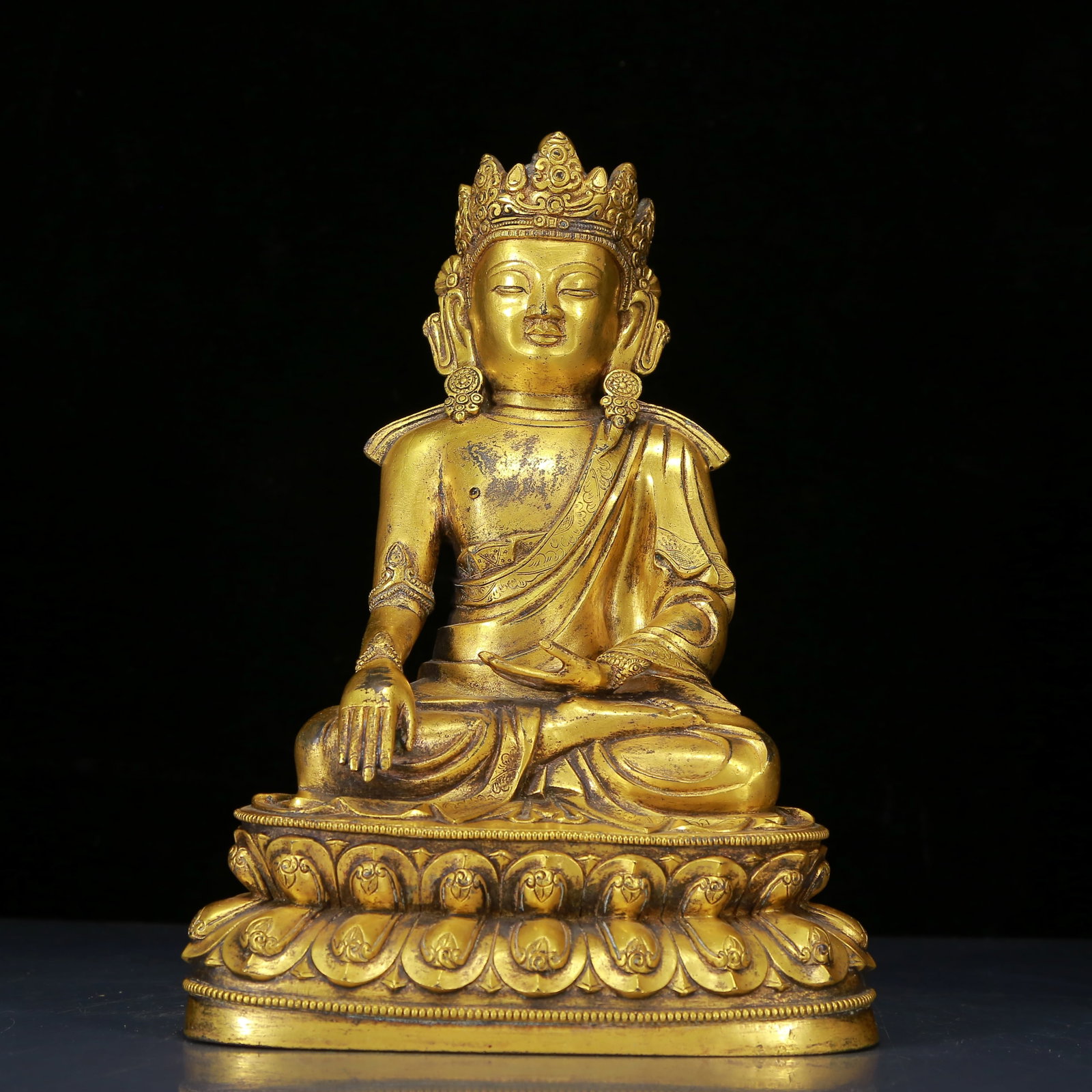A Solemn Gilt Bronze Statue of Sakyamuni: A Solemn Gilt Bronze Statue of Sakyamuni,Qing Dynasty, China,Size:7.1inx4.7inx10.6in,Weight:3515g 铜鎏金大日如来像，清代