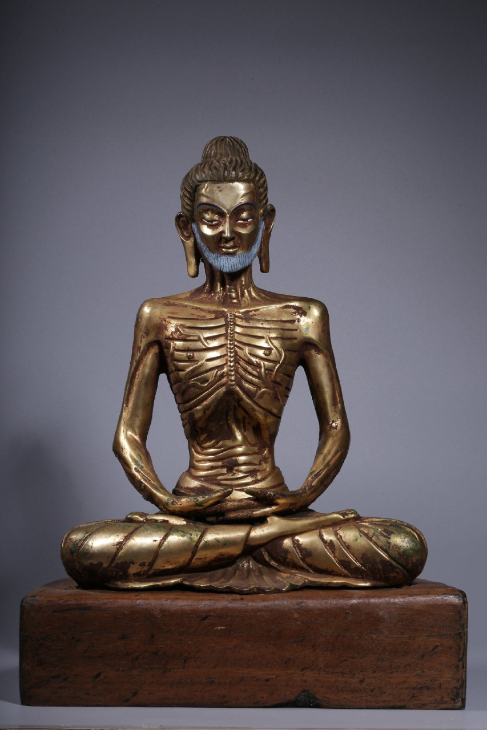 A Rare Gilt Bronze Statue of Sakyamuni: A Rare Gilt Bronze Statue of Sakyamuni ,Qing Dynasty, China,Size:13inx10.2inx6.3in,Weight:3844g 铜鎏金释迦摩尼像,中国清代