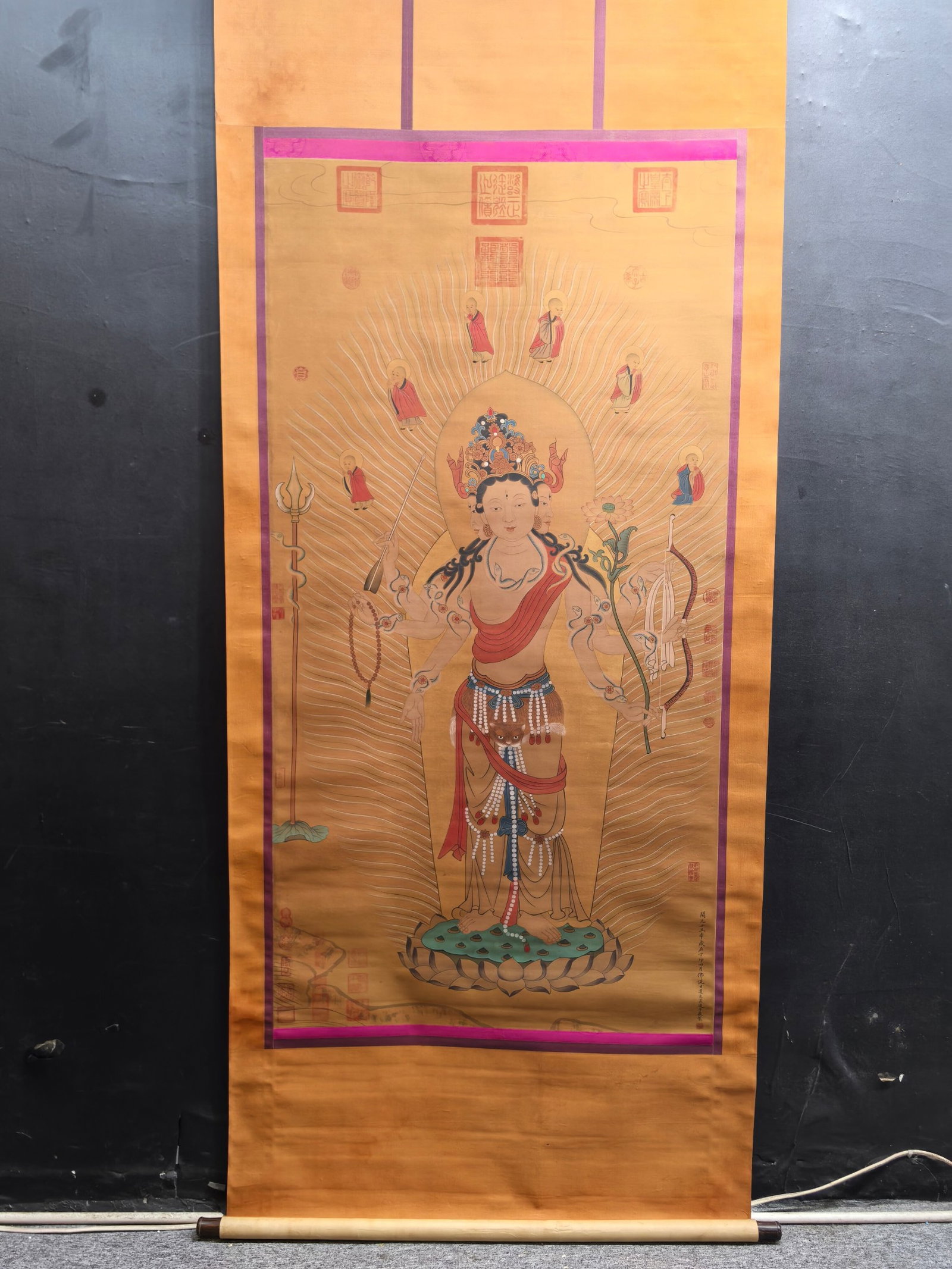 A Chinese Vertical Scroll Ink Statue of Avalokitesvara on Silk: A Chinese Vertical Scroll Ink Statue of Avalokitesvara on Silk,Wu Daozi,Size:35.1inx7in