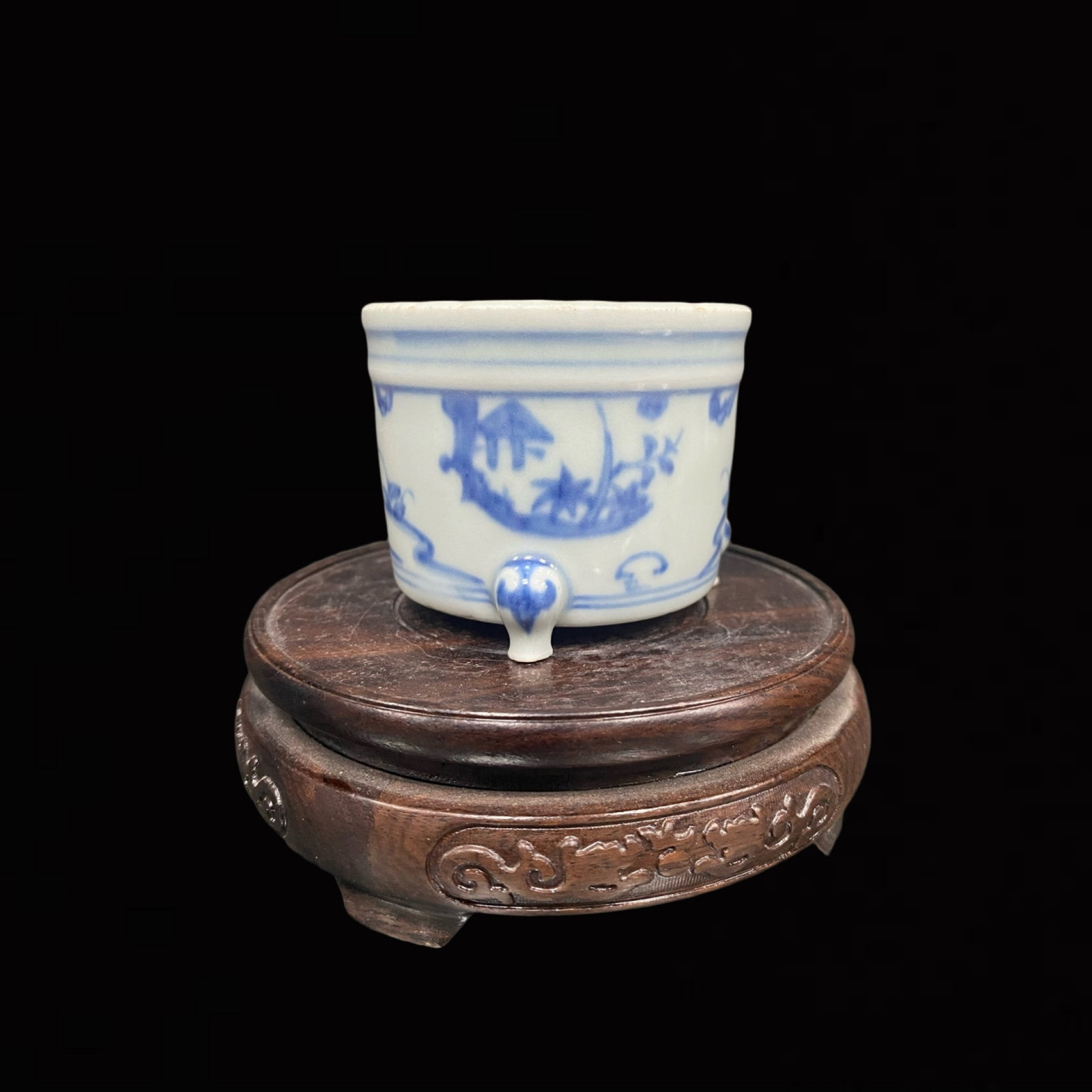 An Exquisite Blue and White Figure and Story Pattern Tripod Cup: An Exquisite Blue and White Figure and Story Pattern Tripod Cup,Qing Dynasty,China,Size:2.4inx2.7in