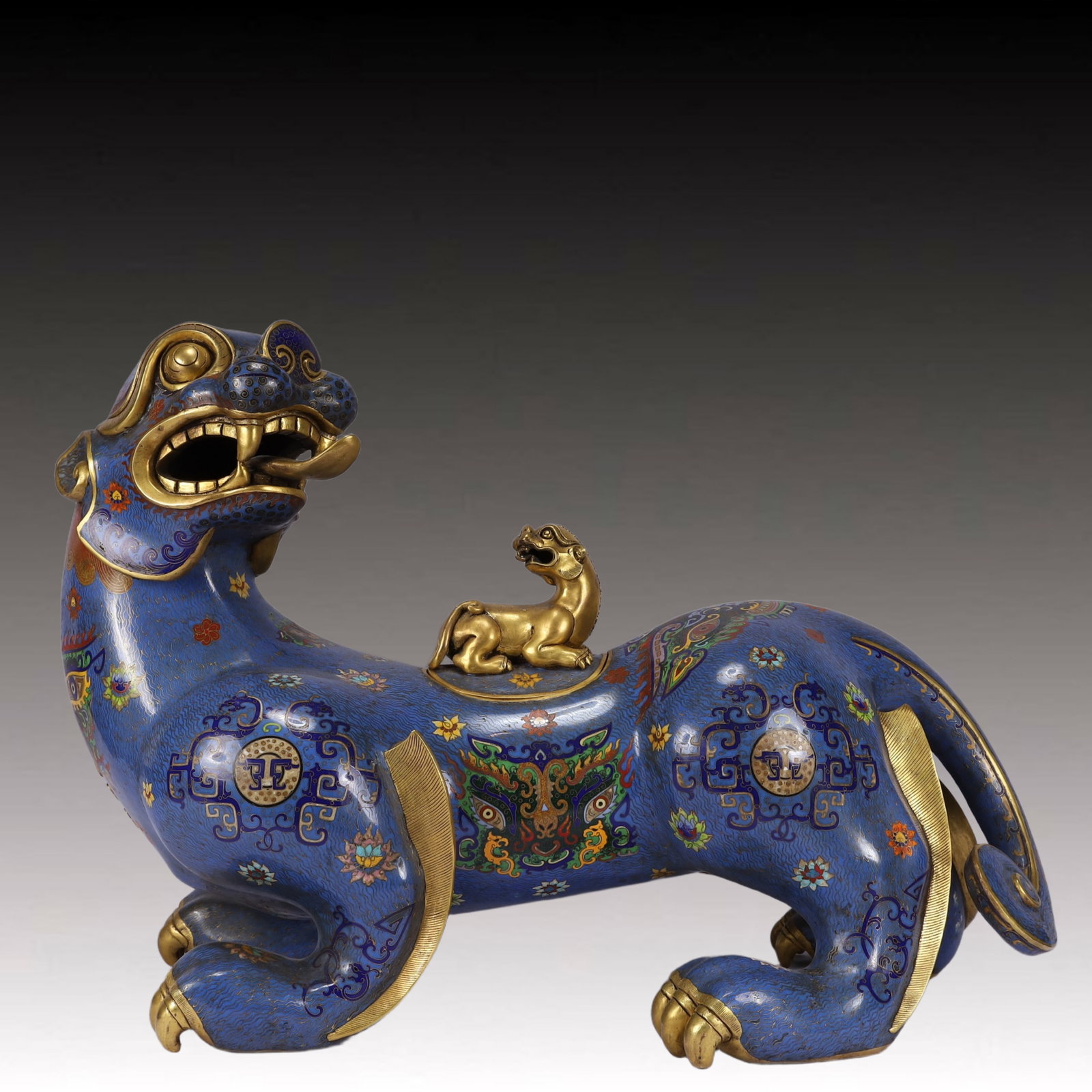 A Huge Cloisonne Beast-Face and Dragon Pattern Auspicious Beast Ornament: A Huge Cloisonne Beast-Face and Dragon Pattern Auspicious Beast Ornament,Qing Dynasty, China,Qianlong Four-character Mark,Size:25.6inx10.6inx18.9in,Weight:28300g 景泰蓝兽༣