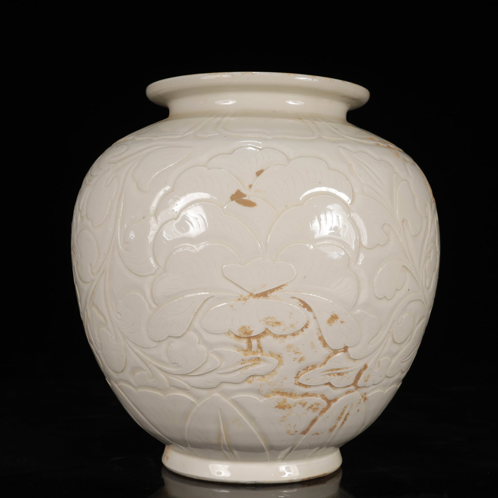 An Exquisite Ding yao Flower and Bird Pattern Jar: An Exquisite Ding yao Flower and Bird Pattern Jar,Song Dynasty, China,Size:9.4inx9.4inx10.2in,Weight:2400g 定窑花鸟纹罐，中国宋代