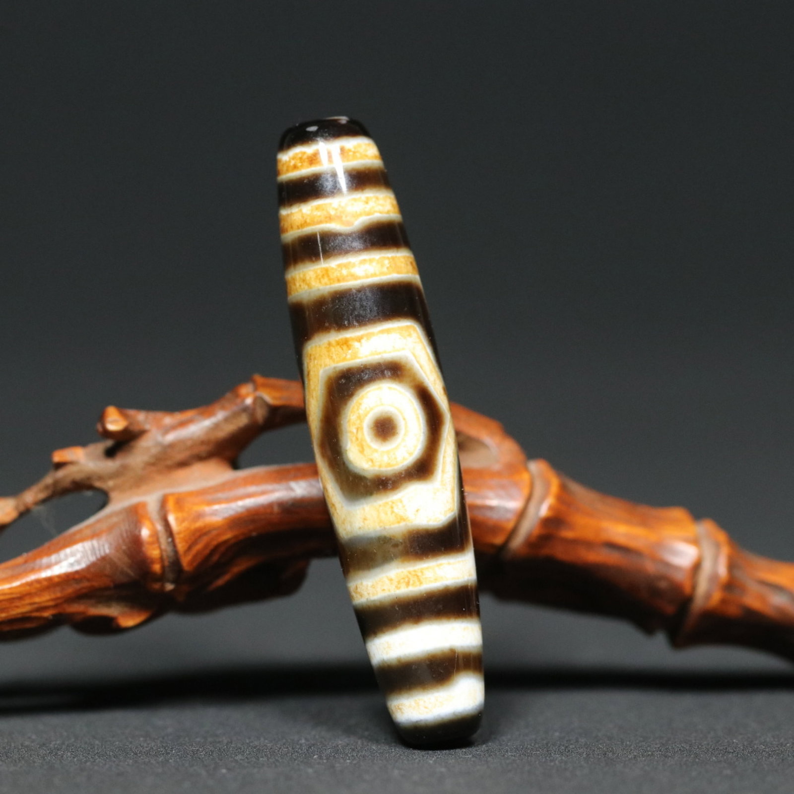 An Exquisite Dzi Bead Pendant: An Exquisite Dzi Bead Pendant,Qing Dynasty,China,Size:2.2inx0.5in,Weight:13g 天珠挂件,中国清代