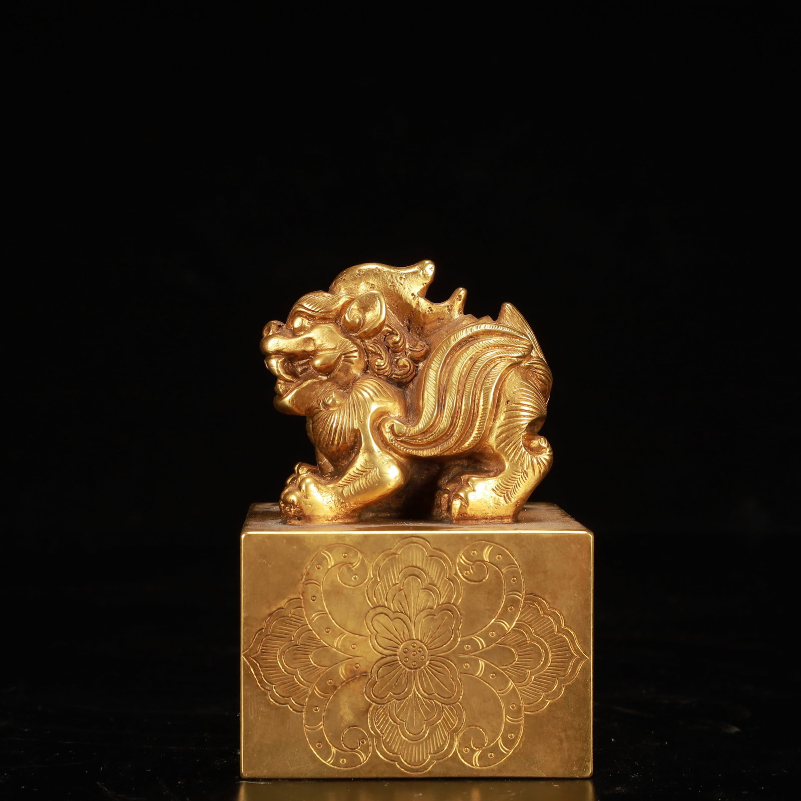 An Exquisite Gilt Bronze Auspicious Beast Seal: An Exquisite Gilt Bronze Auspicious Beast Seal,Qing Dynasty, China,Size:2.8inx4.3in,Weight:2600g 铜鎏金瑞兽印章,中国清代