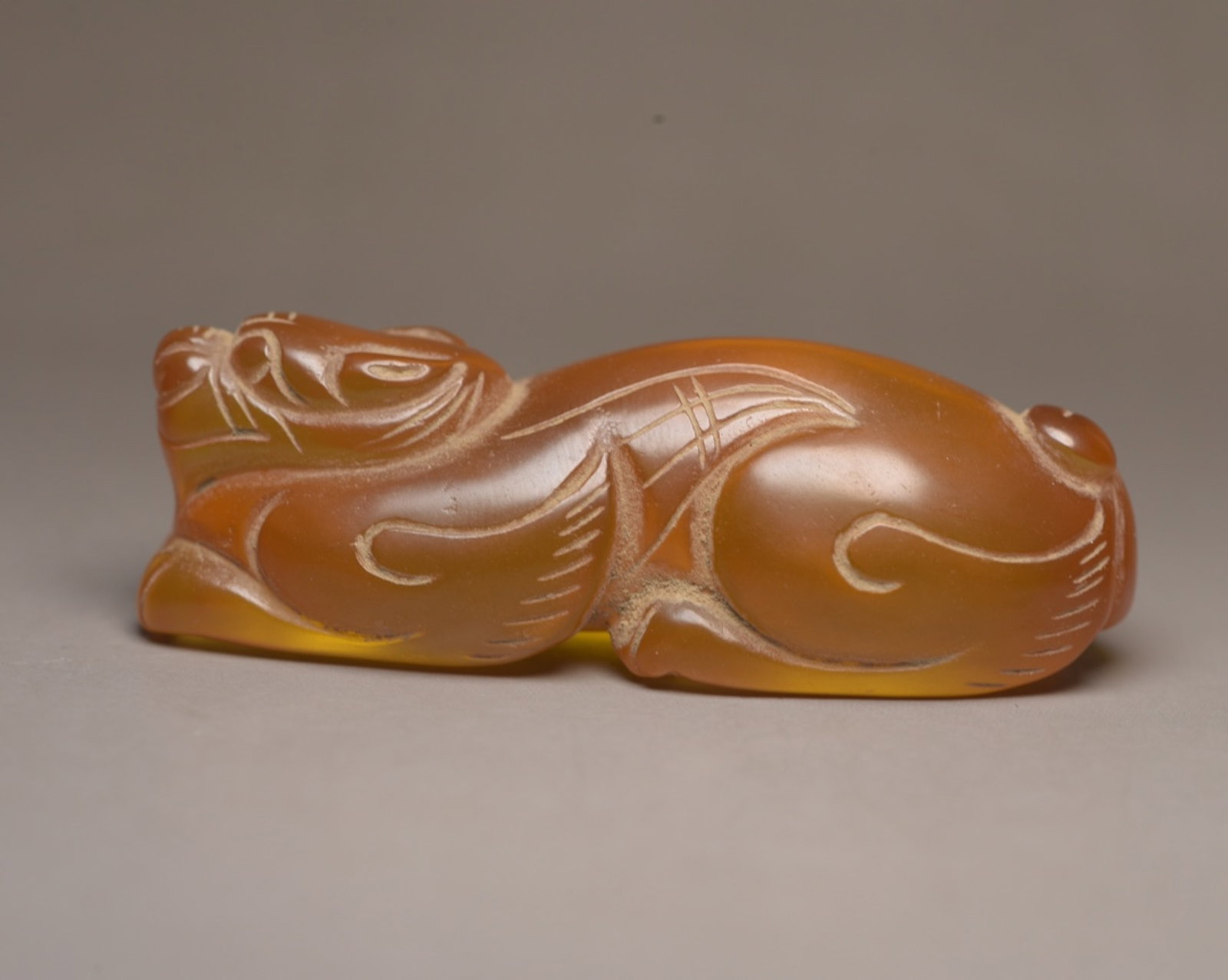 An Exquisite Agate Beast Ornament: An Exquisite Agate Beast Ornament,Qing Dynasty,China,Size:2.6inx1inx0.8in,Weight:126g 玛瑙兽摆件,中国清代
