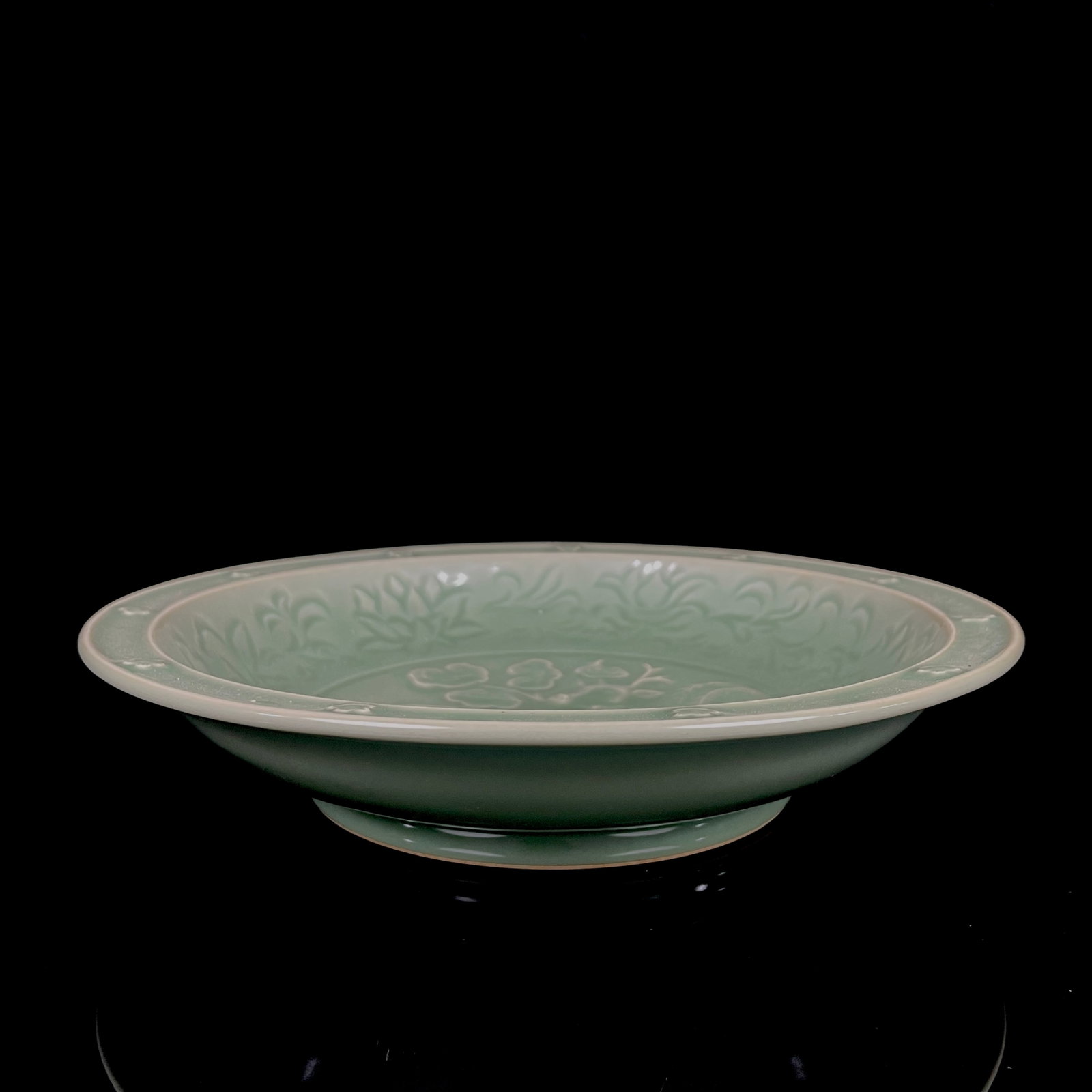 An Exquisite Longquan yao Deer Pattern Plate: An Exquisite Longquan yao Deer Pattern Plate,Song Dynasty,China,Size:2.2inx10.6in 龙泉窑鹿纹盘子,中国宋代