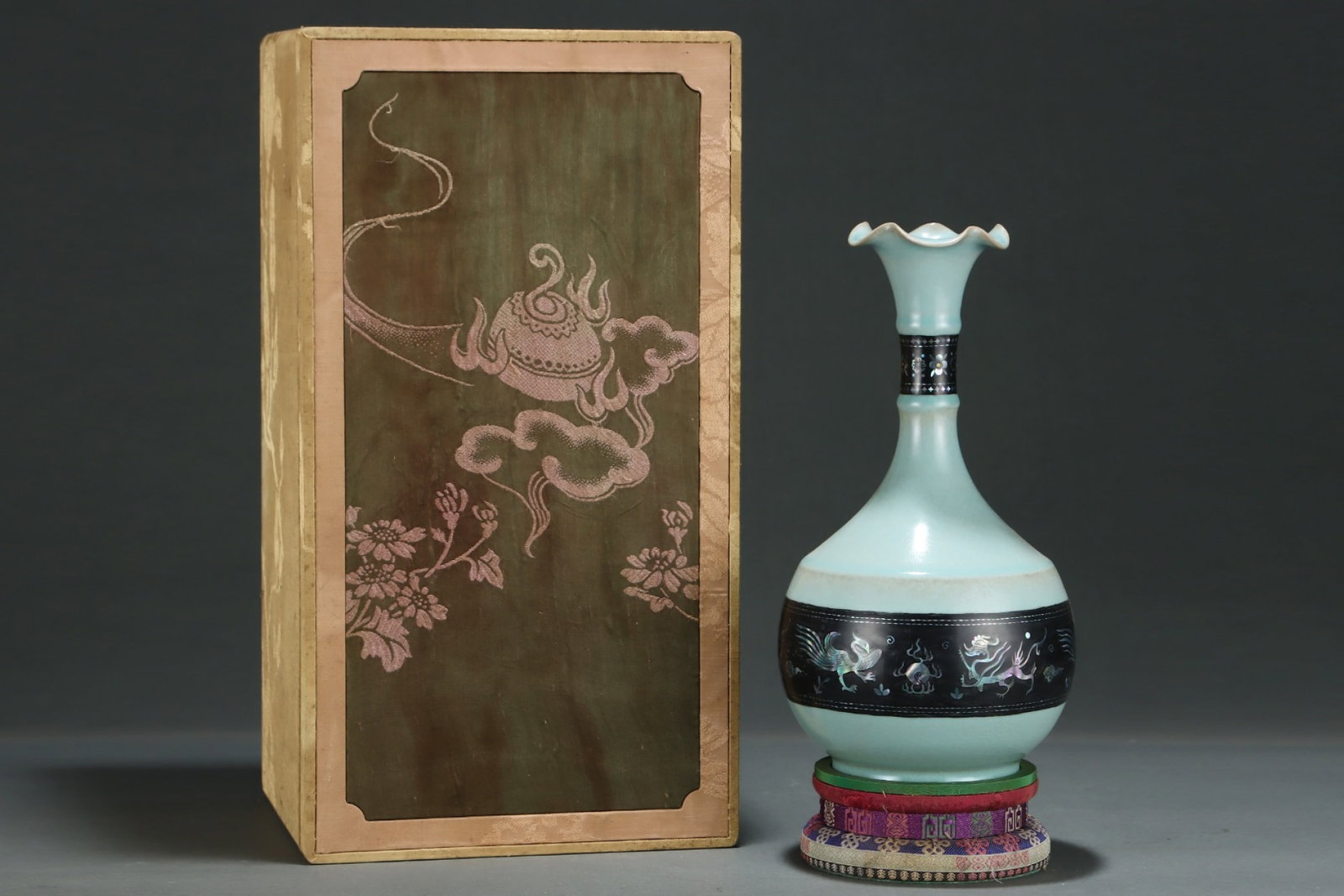 An Exquisite Ru yao Dragon and Phoenix Pattern Vase: An Exquisite Ru yao Dragon and Phoenix Pattern Vase,Size:11.3inx6.1in,Song Dynasty,China,with Mark 汝窑龙凤纹瓶,中国宋代,带款
