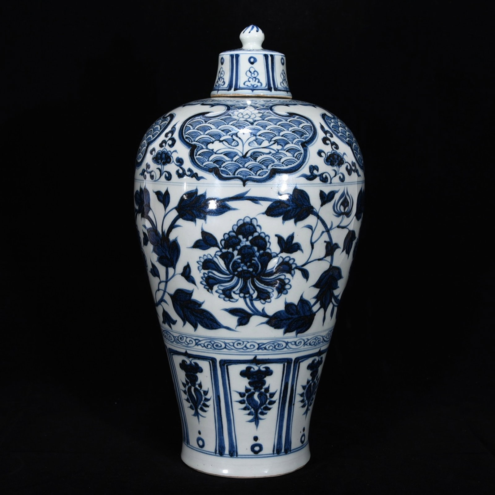 A Huge Blue and White Flower Pattern Vase: A Huge Blue and White Flower Pattern Vase,Yuan Dynasty,China,Size:18.9inx9.6in 青花花卉纹瓶,中国元代