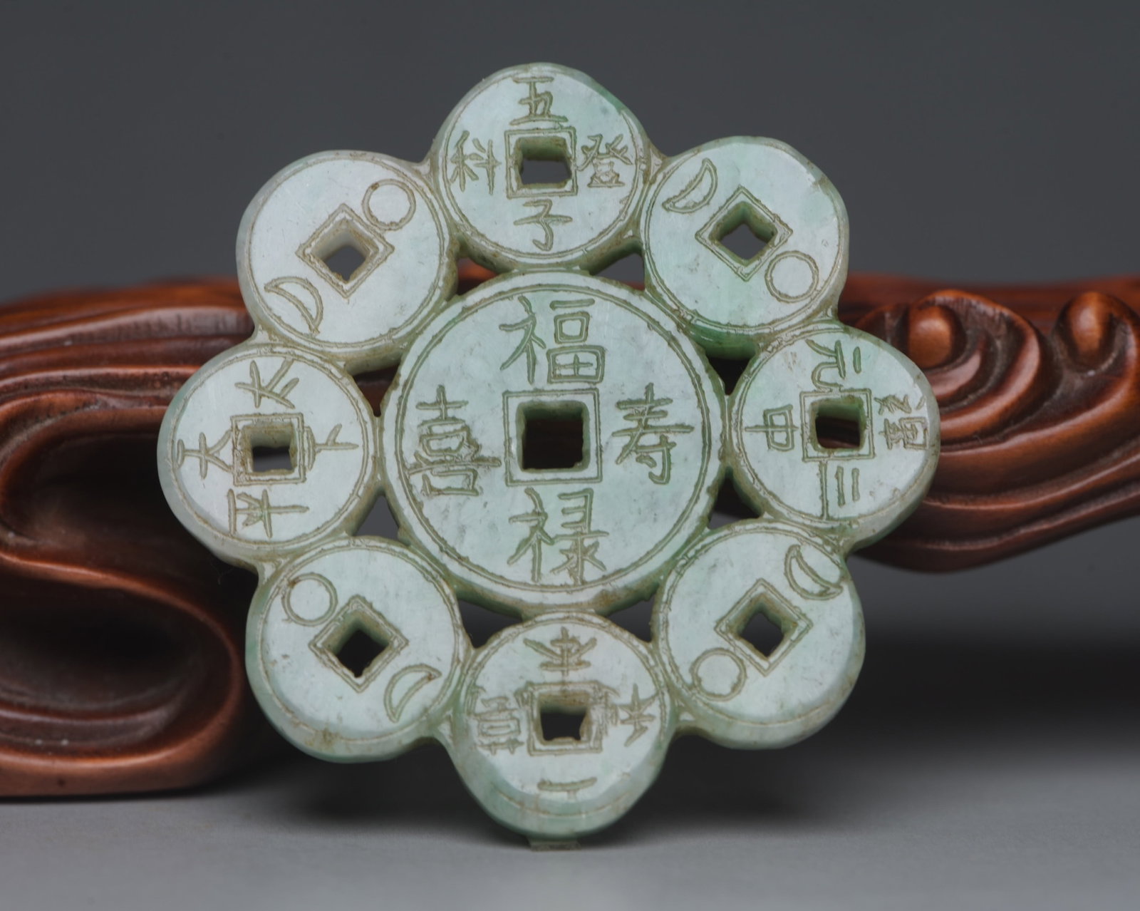 An Exquisite Jadeite Pendant: An Exquisite Jadeite Pendant,Qing Dynasty,China,Size:2inx2inx0.2in,Weight:32g 翡翠挂件,中国清代