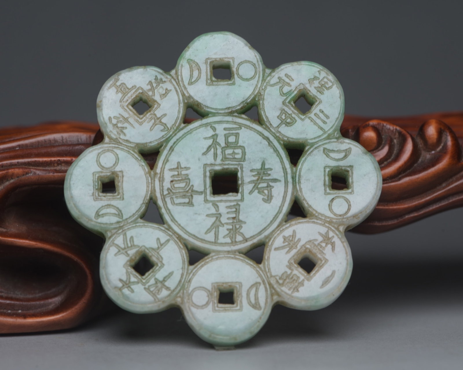 An Exquisite Jadeite Pendant - 2