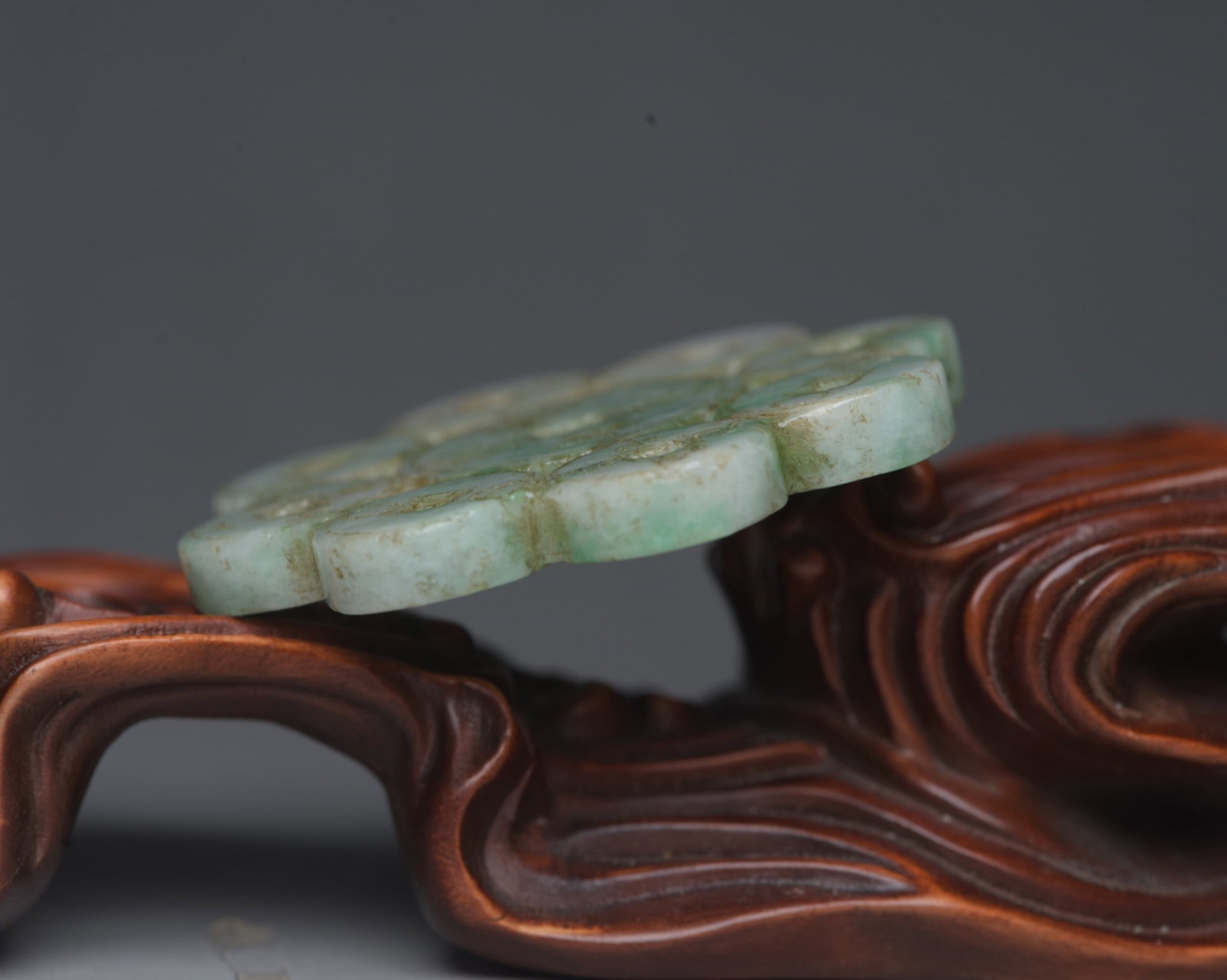An Exquisite Jadeite Pendant - 3
