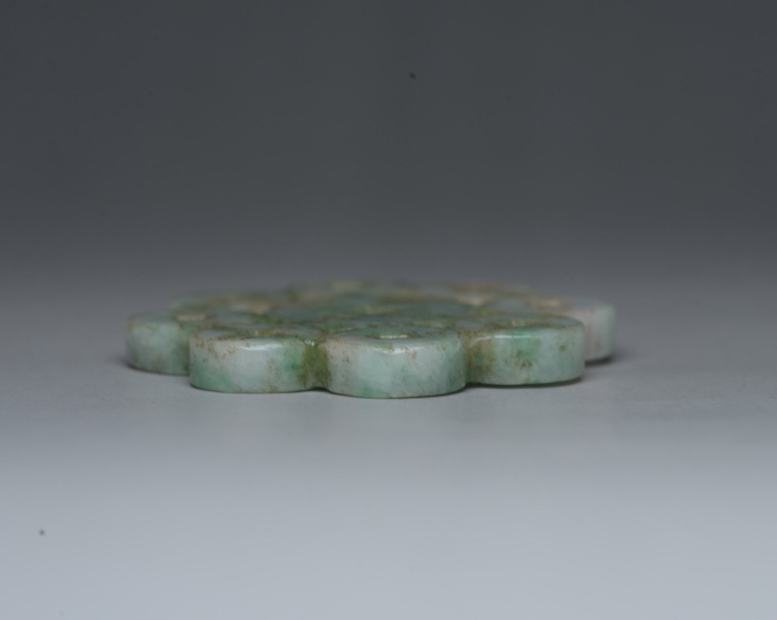 An Exquisite Jadeite Pendant - 4