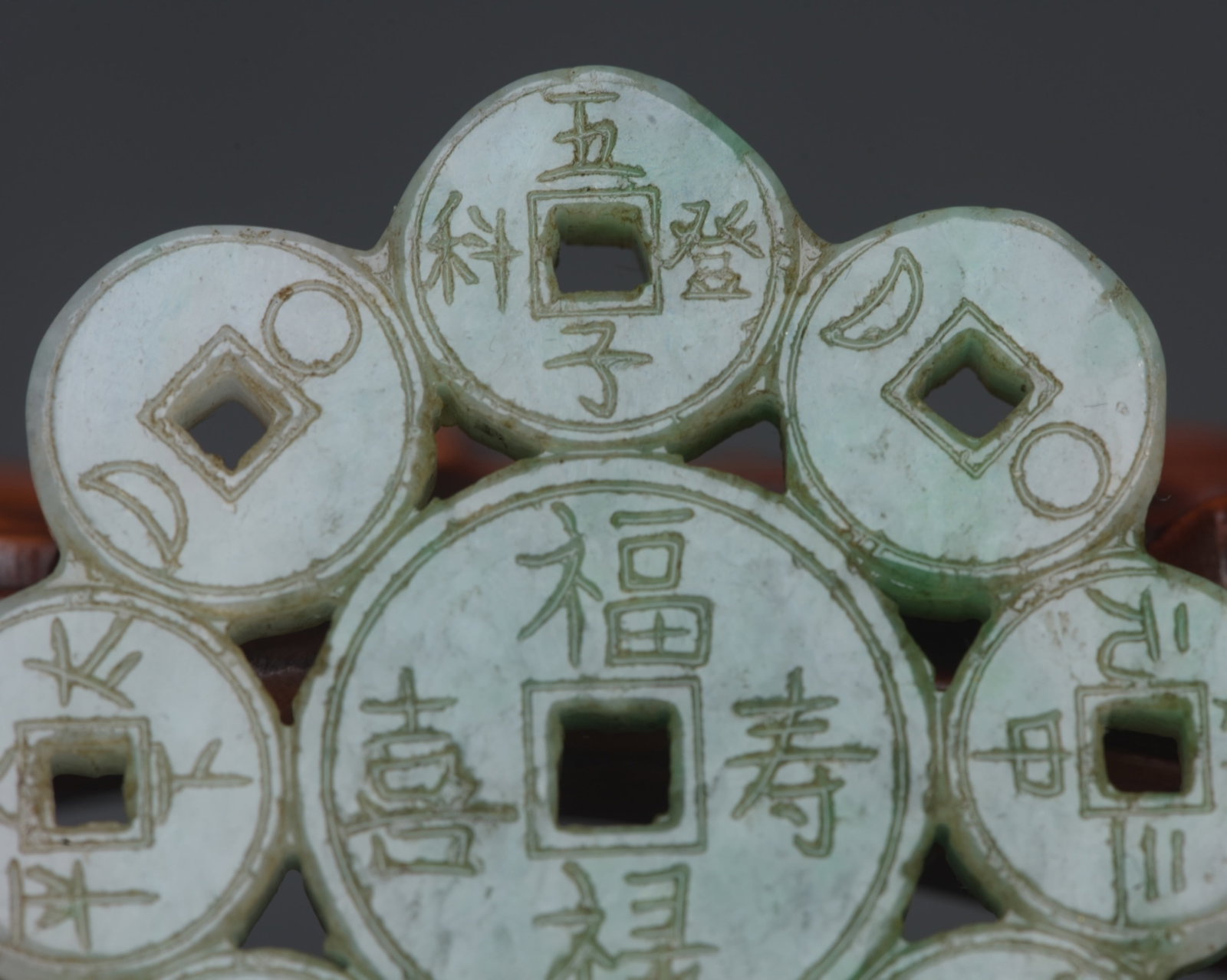 An Exquisite Jadeite Pendant - 6