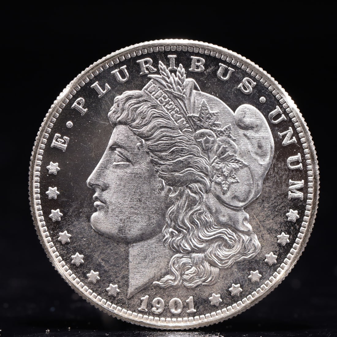 USA Morgan Dollar 1901 Coin: Obv: profile bust with date below and E PLURIBUS UNUM legend and stars around. Rev: eagle with In God we trust above within wreath with UNITED STATES OF AMERICA ONE DOLLAR legend. IN GOD WE TRUST / LI