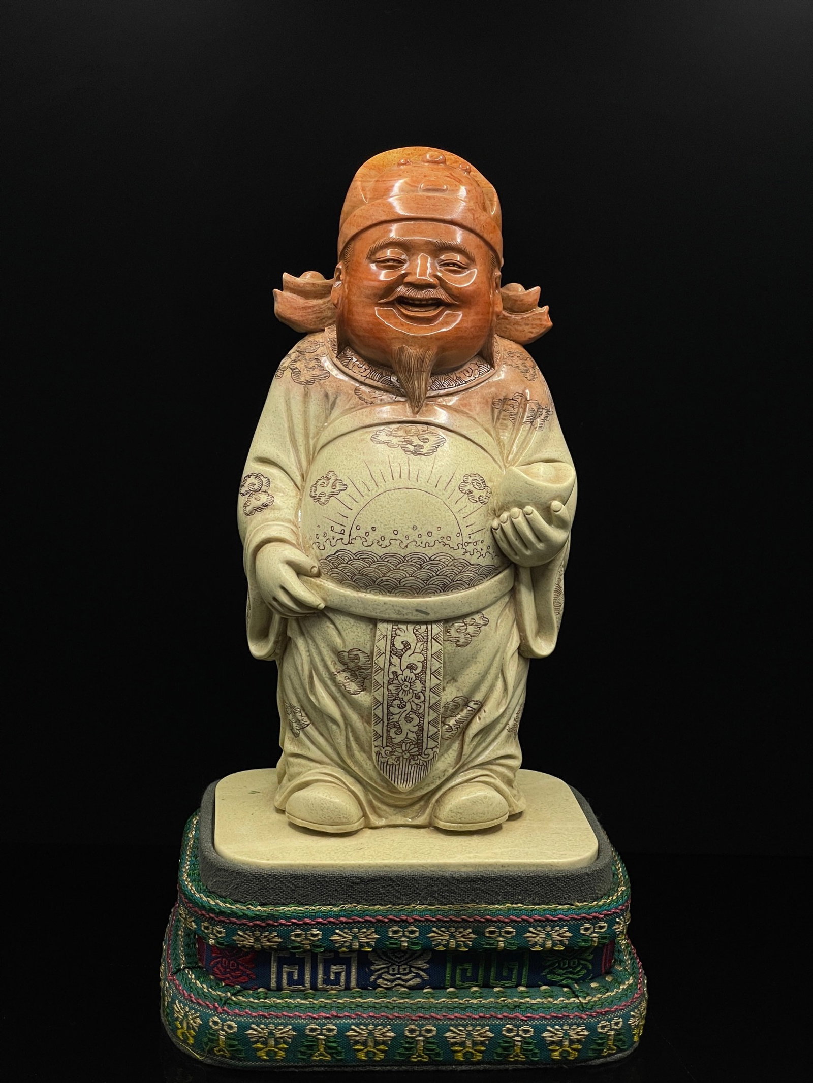 An Exquisite Shoushan Stone Statue of Mammon Ornament,With Base: An Exquisite Shoushan Stone Statue of Mammon Ornament,With Base,Qing Dynasty,China,Size:3.9inx3inx7.9in,Weight:1512g 寿山石财神摆件,带底座,&