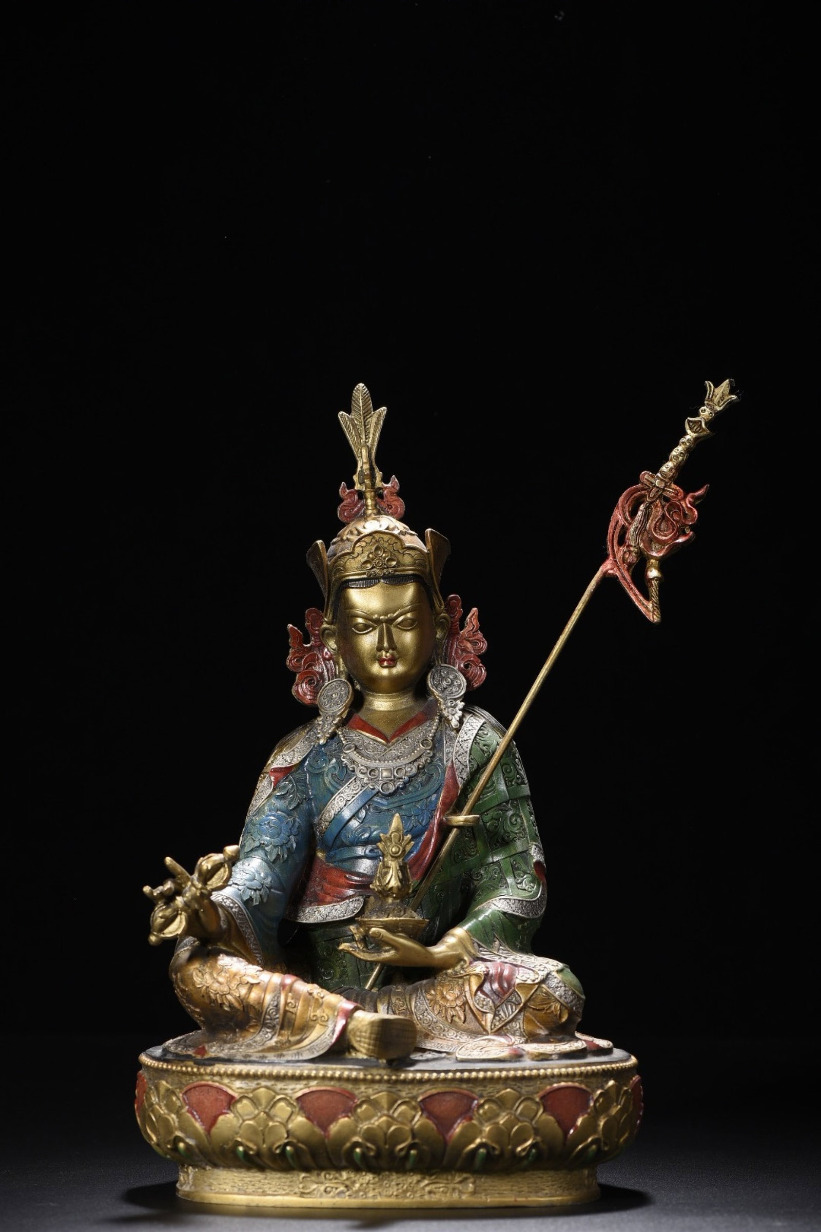 A Solemn Bronze Painted Color Statue of Padma Sambhava: A Solemn Bronze Painted Color Statue of Padma Sambhava,Qing Dynasty,China,Size:11.8inx7.9inx5.1in,Weight:1645g 铜彩绘莲花生大士像,中国