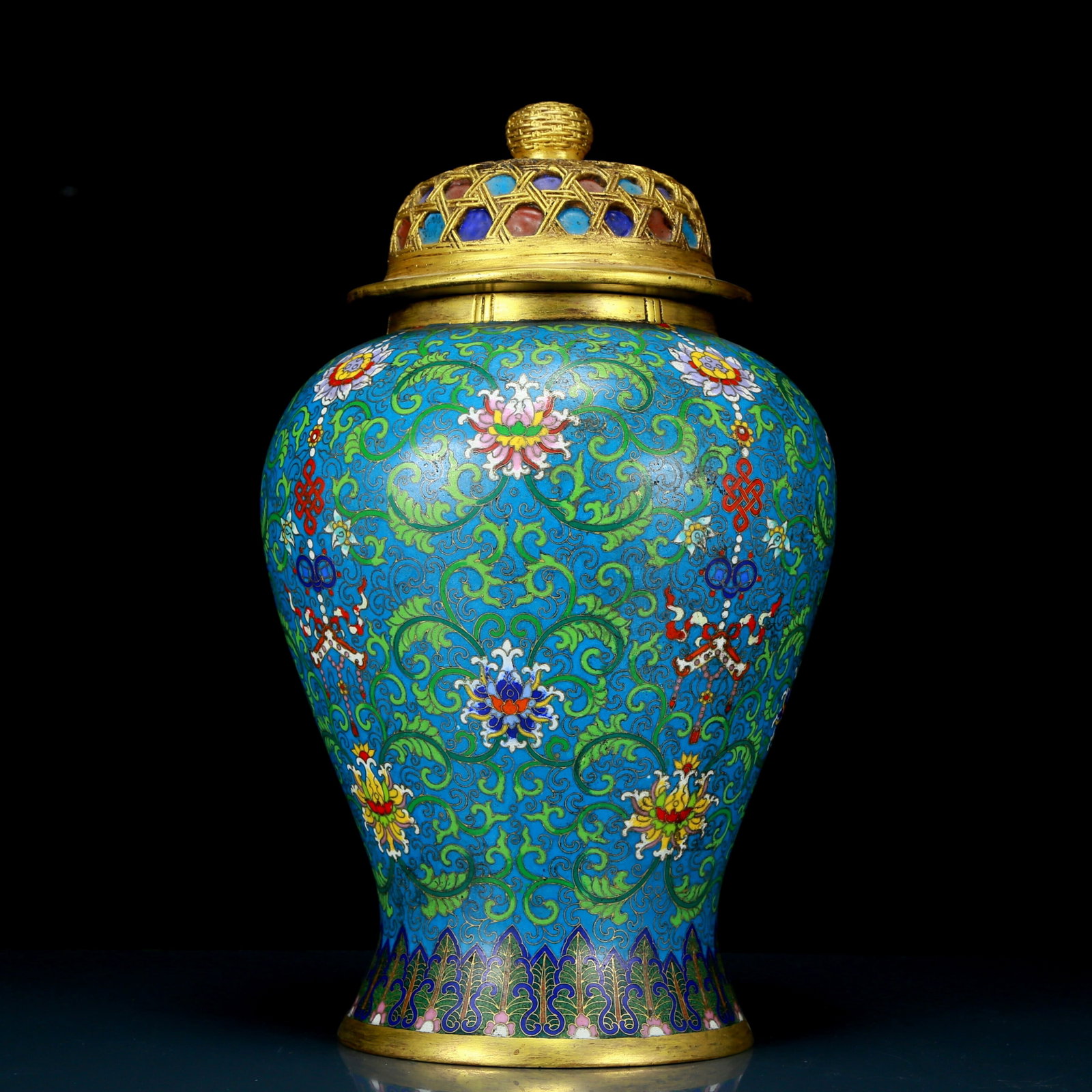An exquisite cloisonne vase with lotus pattern and lid: An exquisite cloisonné bottle with lotus pattern and lid. The application of filigree technology makes the decoration of this collection more delicate and three-dimensional. This collectible is f