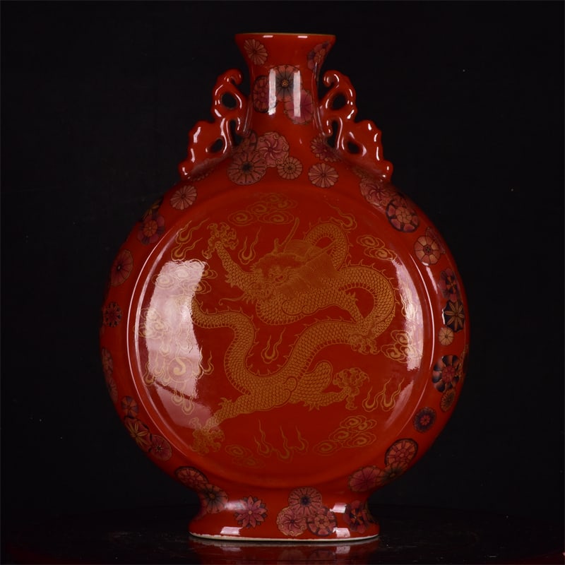 An Exquisite Red Glazed Painted Gold Auspicious Cloud and Dragon Pattern Double-Ears Vase: An Exquisite Red Glazed Painted Gold Auspicious Cloud and Dragon Pattern Double-Ears Vase,Qing Dynasty,China,Qianlong Six-Character Mark,Size:10.6inx7.5inx3.1in 红釉描金祥
