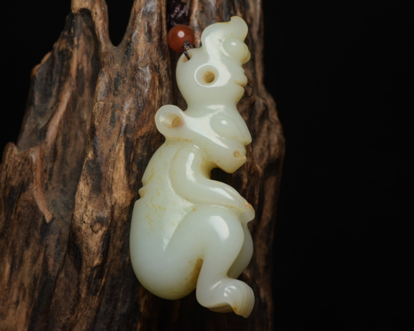 An Exquisite White Jade Pig and Dragon Pendant: An Exquisite White Jade Pig and Dragon Pendant,Qing Dynasty,China,Size:3.5inx1.4inx0.8in,Weight:82g 白玉猪龙挂件,中国清代