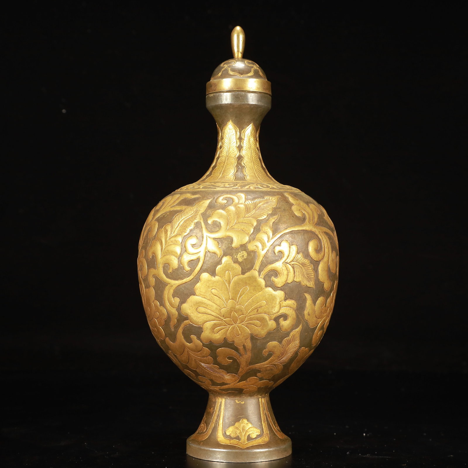 An Exquisite Gilt Bronze Flower Pattern Bottle: An Exquisite Gilt Bronze Flower Pattern Bottle,Qing Dynasty, China,Size:5.1inx11in,Weight:700g 铜鎏金花卉纹盖瓶,中国清代