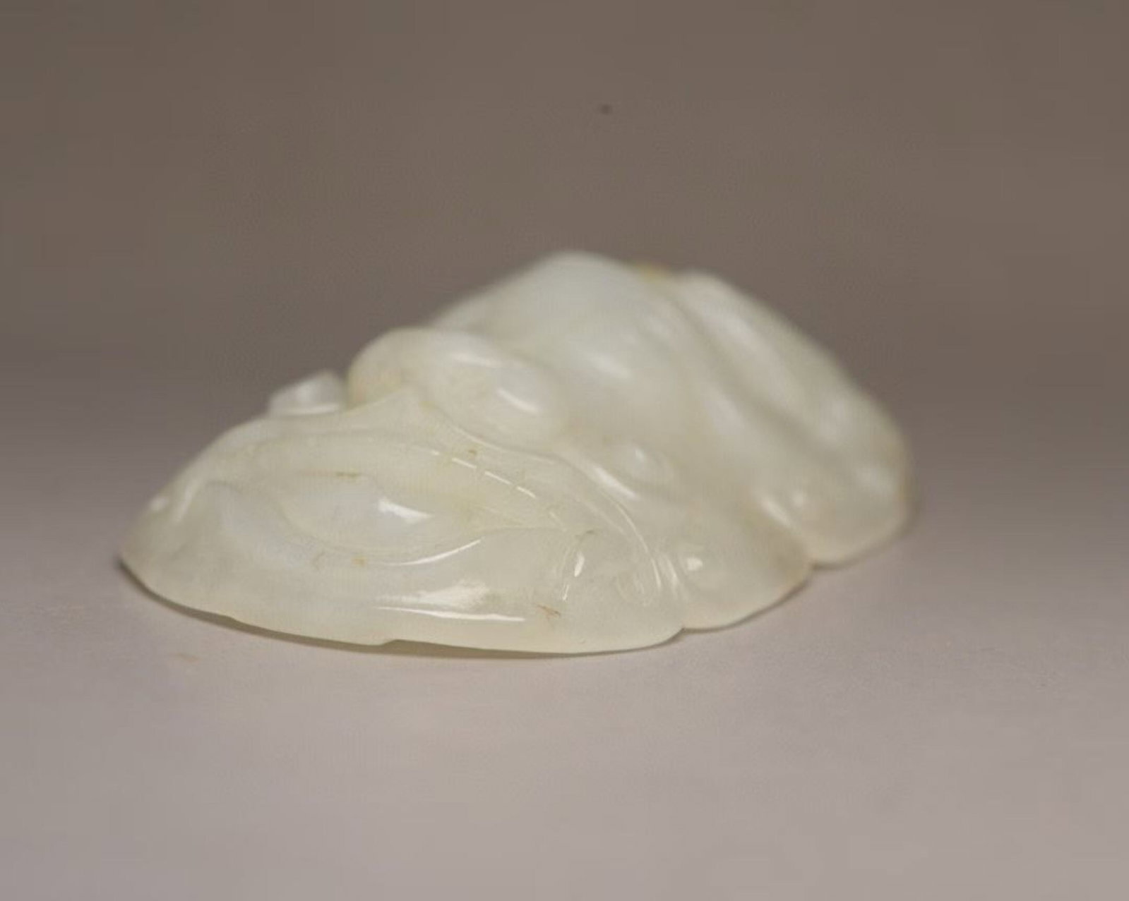 An Exquisite White Jade Beast-Face Pattern Buckle - 7