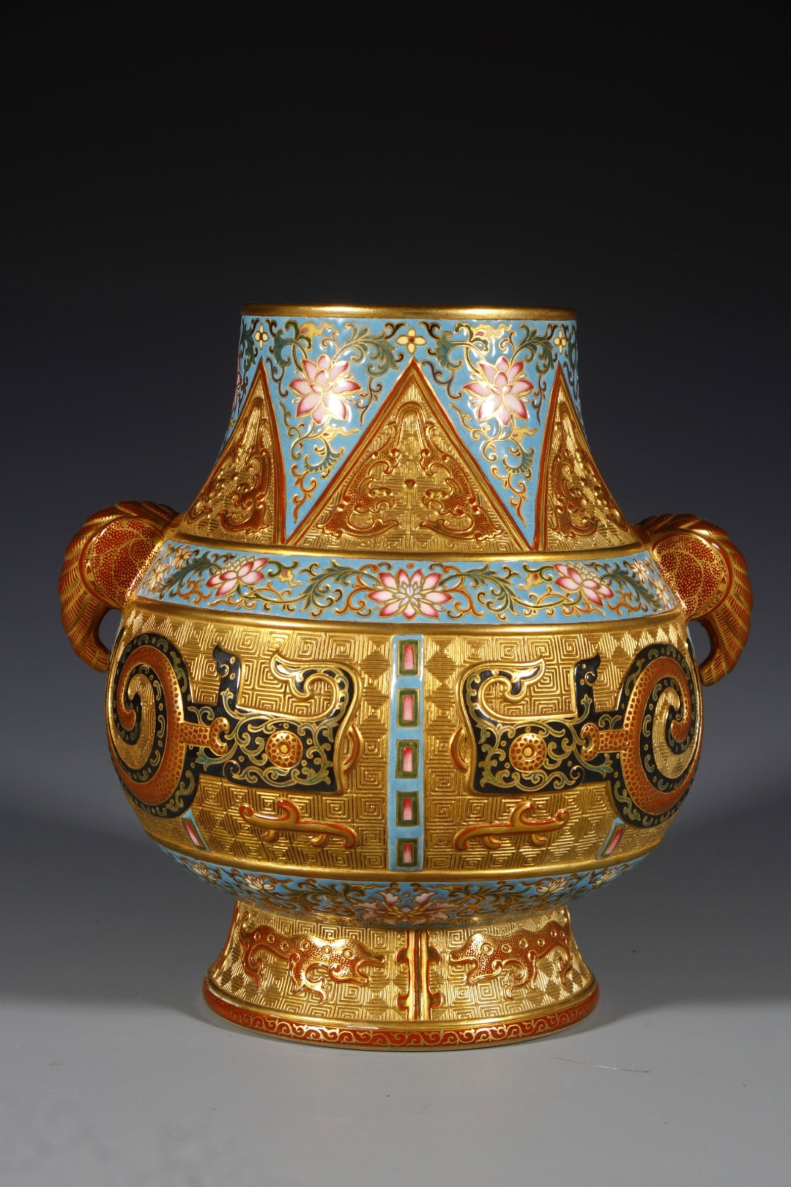 An Exquisite Gold Ground Carving Dragon Pattern Elephant-Ears Jar: An Exquisite Gold Ground Carving Dragon Pattern Elephant-Ears Jar,Qing Dynasty,China,Qianlong Six-character Mark,Size:9.1inx5.1in 金地雕刻龙纹象耳಻