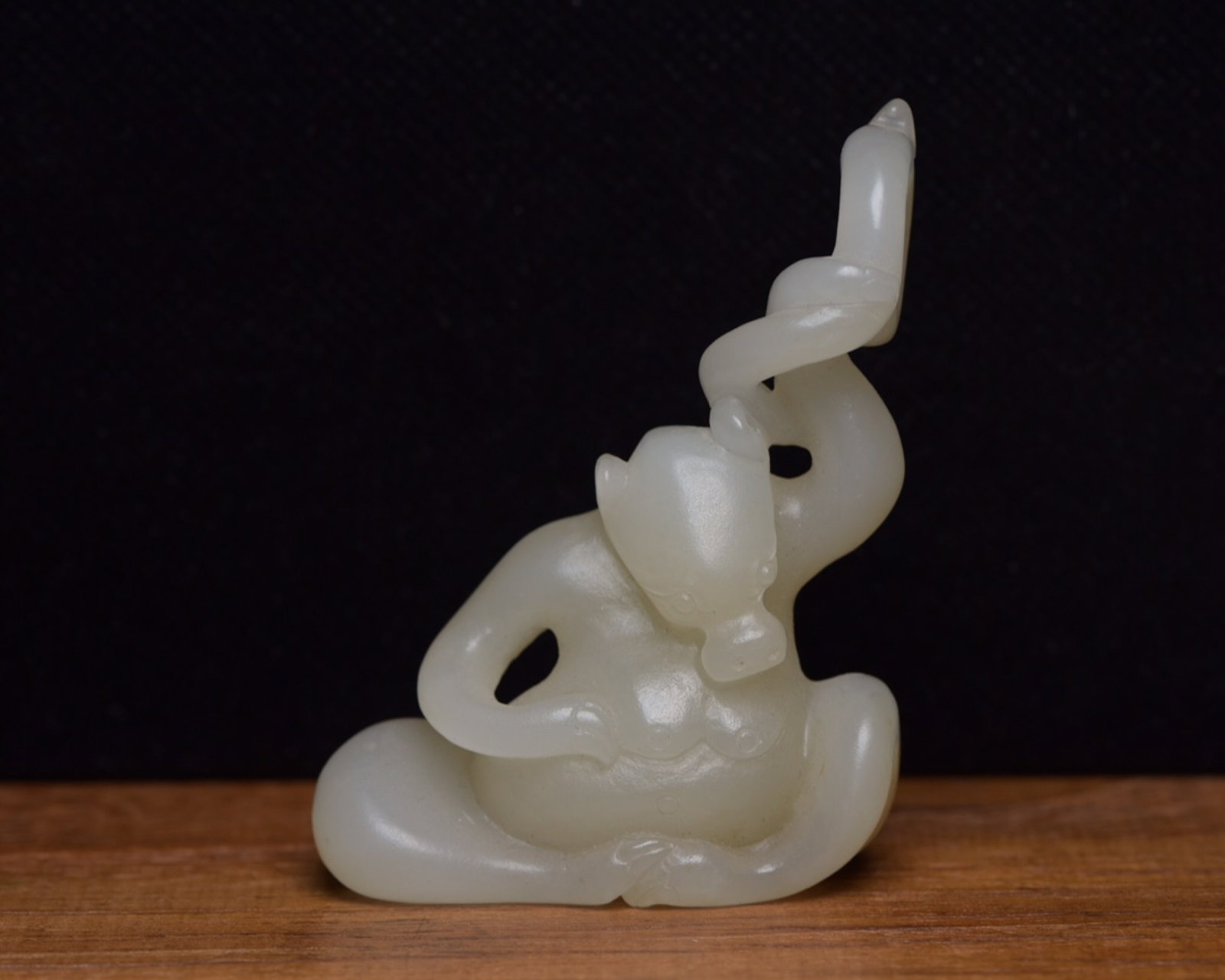 An Exquisite White Jade Bear Ornament: An Exquisite White Jade Bear Ornament,Qing Dynasty,China,Size:2.7inx2inx0.7in,Weight:66g 白玉熊摆件,中国清代