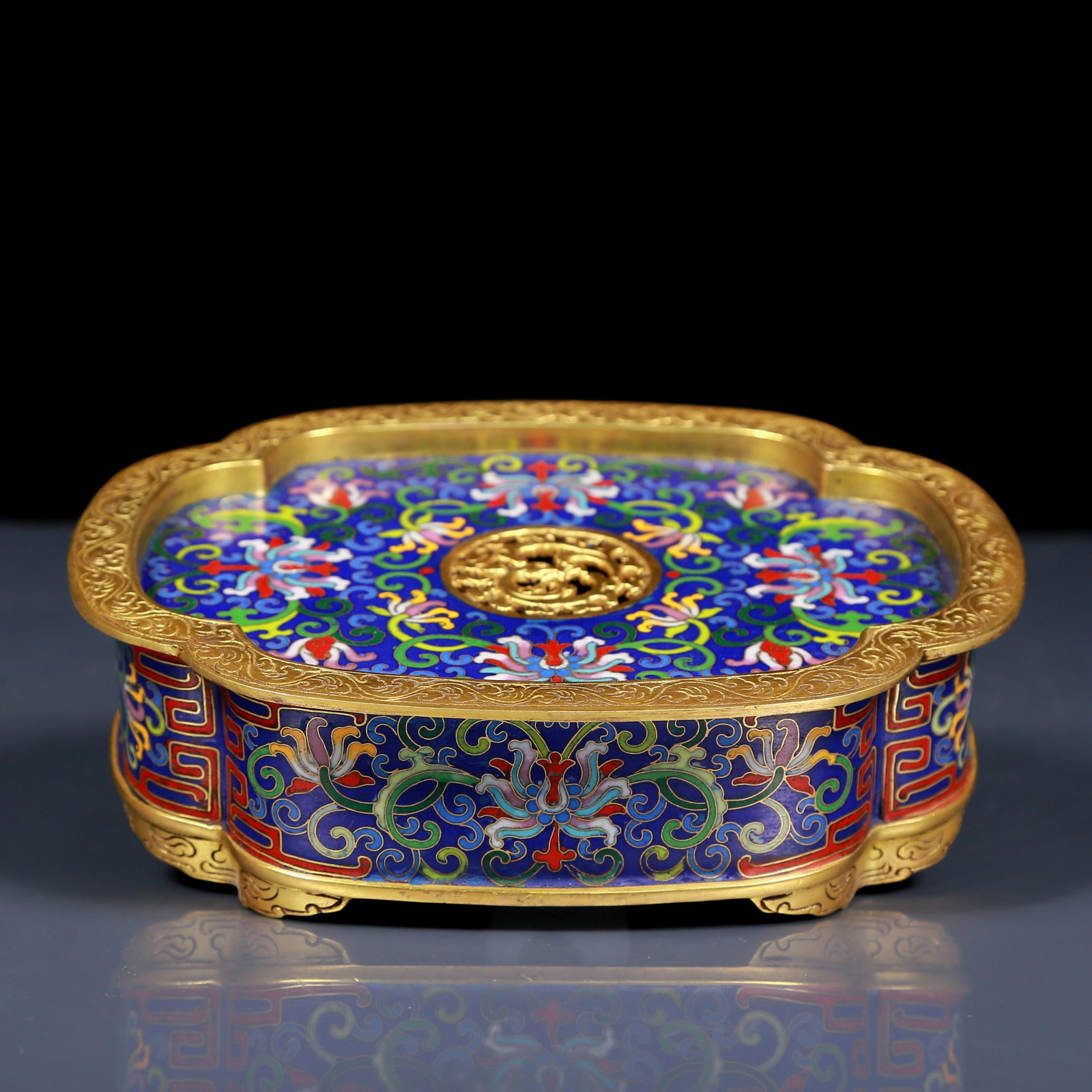 An Exquisite Cloisonne Lotus Pattern Box: An Exquisite Cloisonne Lotus Pattern Box,Qing Dynasty, China,Size:7.5inx5.9inx2.2in,Weight:1.00kg 景泰蓝缠枝莲纹盖盒,清代