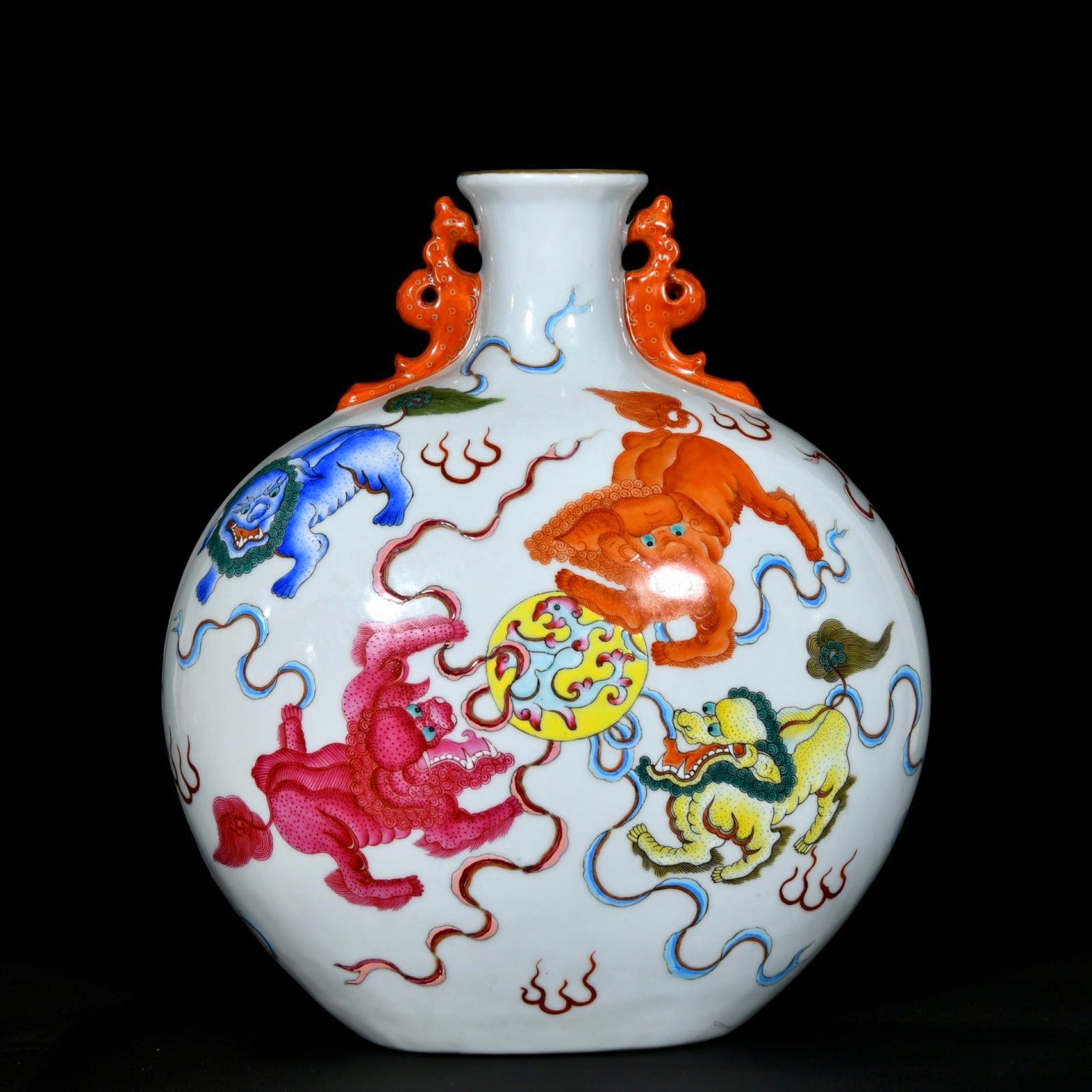 An Exquisite Famille-Rose Lion Pattern Double-Ears Vase: An Exquisite Famille-Rose Lion Pattern Double-Ears Vase,Qing Dynasty,China,Qianlong Six-Character Mark,Size:11.4inx10.2in 粉彩狮子纹双耳瓶,中Þ