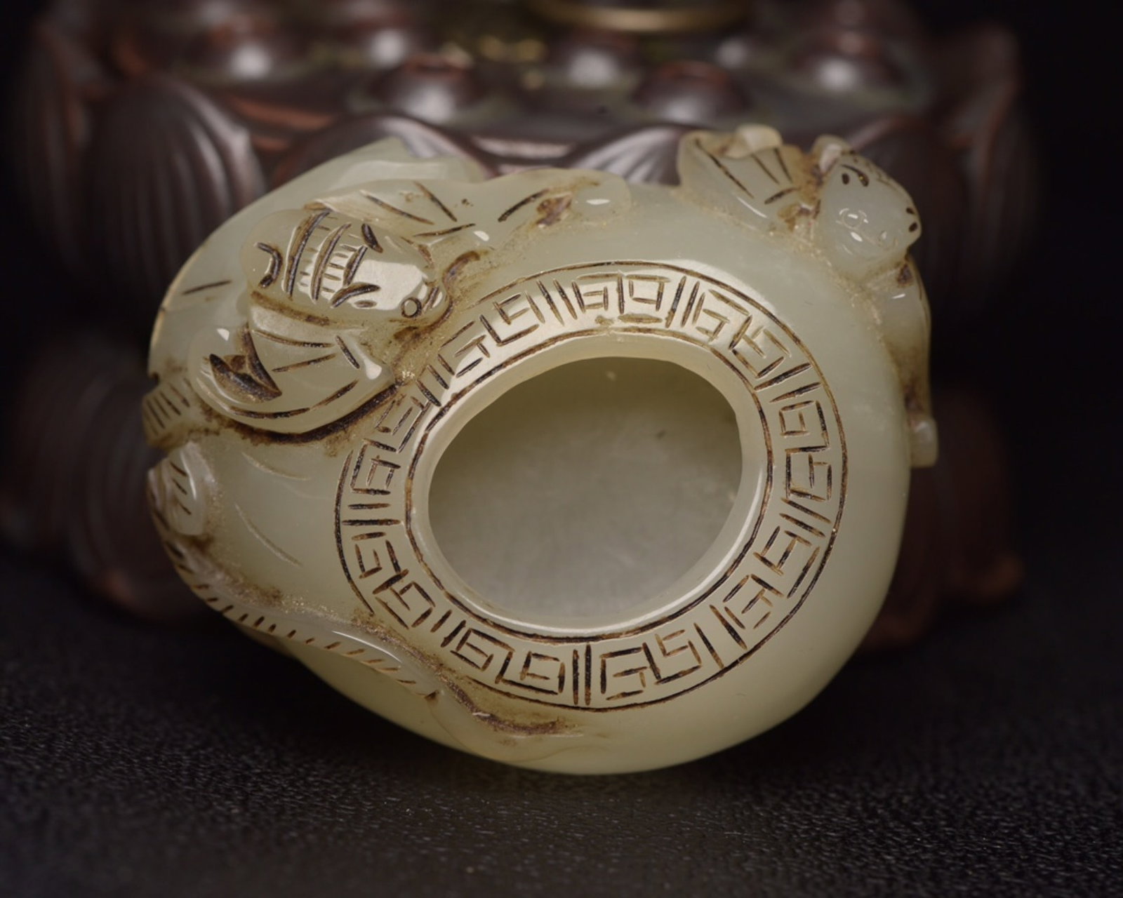 An Exquisite White Jade Bat Patten Brush Washer: An Exquisite White Jade Bat Patten Brush Washer,Qing Dynasty,China,Size:2.2inx1.9inx0.8in,Weight:68g 白玉蝙蝠纹笔洗,中国清代
