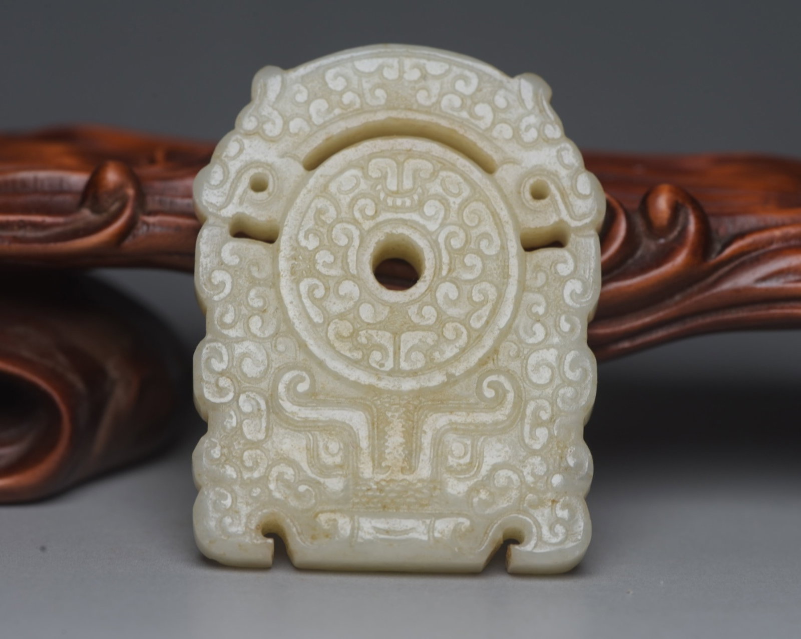An Exquisite White Jade Chi-Dragon Pattern Pendant: An Exquisite White Jade Chi-Dragon Pattern Pendant,Qing Dynasty,China,Size:2.1inx1.6inx0.3in,Weight:36g 白玉螭龙纹牌,中国清代