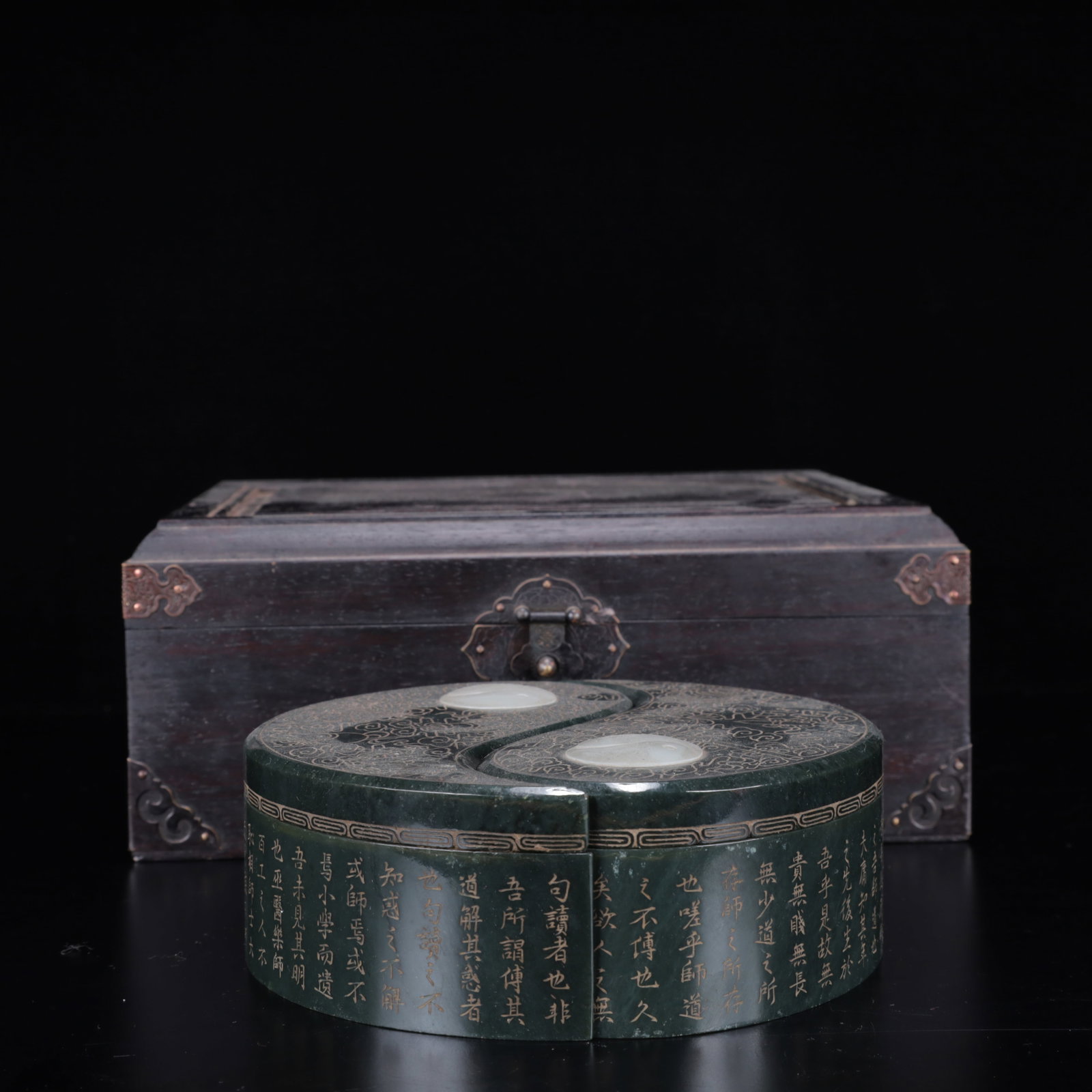An Exquisite Jasper Inlaid White Jade Eight Treasures Pattern Cover Box,with Poem: An Exquisite Jasper Inlaid White Jade Eight Treasures Pattern Cover Box,with Poem,Qing Dynasty,China,Size:(Box)6.7inx2.4in,(Box)10.6inx8.7inx4.3in,Weight:1477g 碧玉嵌白玉