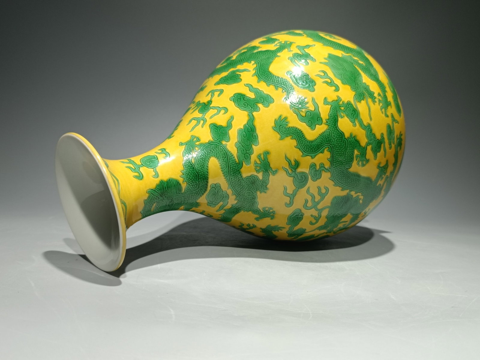 An Exquisite Biscuit Auspicious Cloud and Dragon Pattern Vase - 7
