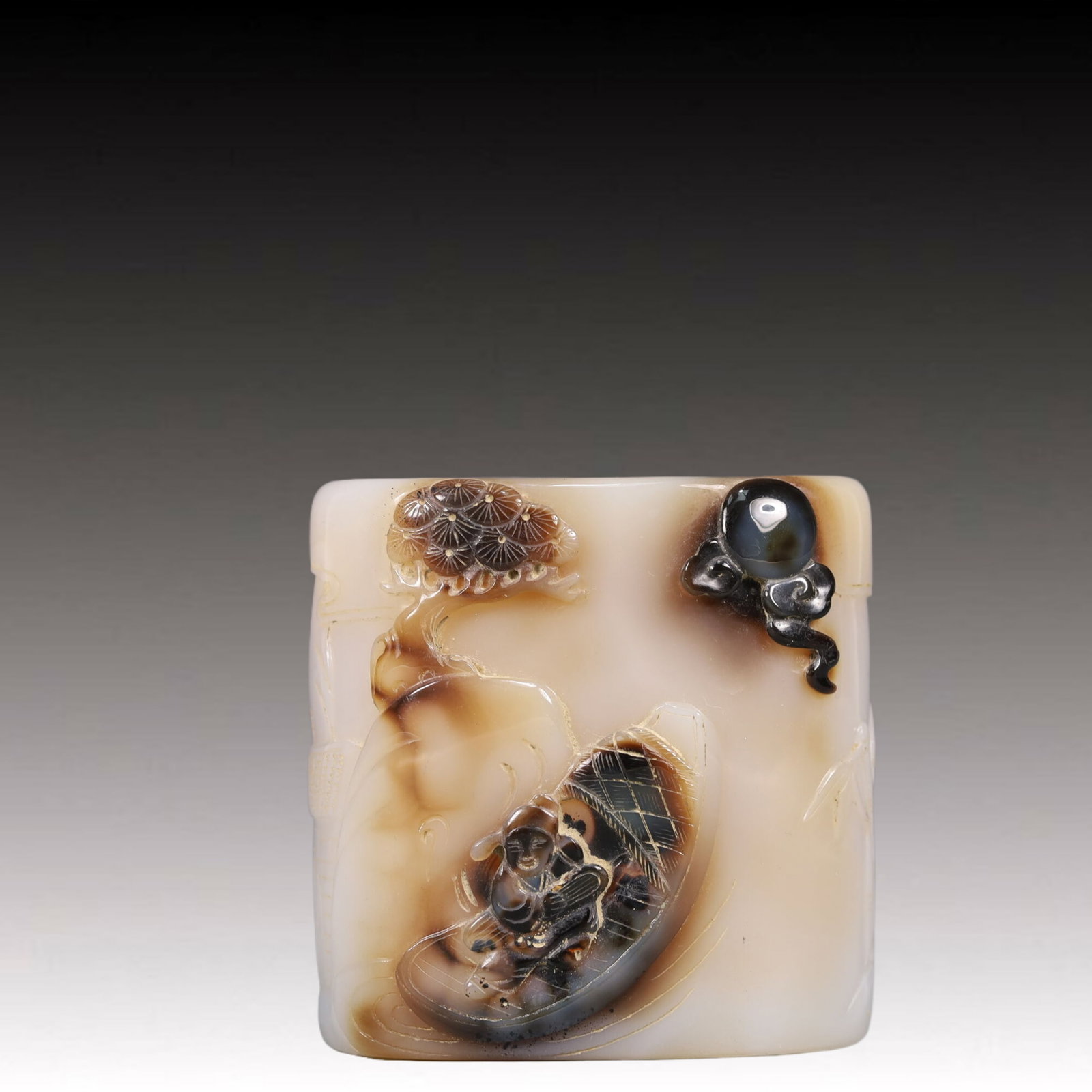 An Exquisite Agate Figure Pattern Brush Pot: An Exquisite Agate Figure Pattern Brush Pot ,Qing Dynasty, China,Size:2.6inx1.8inx2.6in Weight:200g 玛瑙人物纹笔筒,中国清代