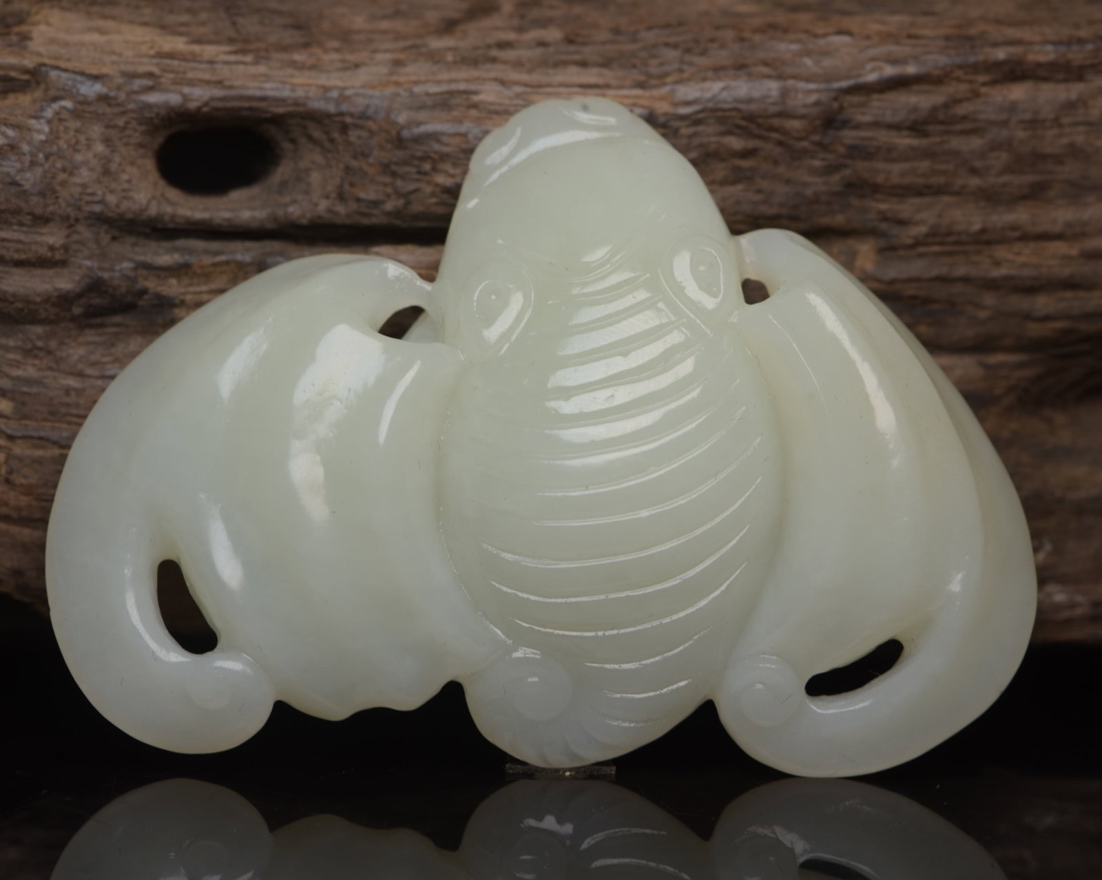 An Exquisite White Jade Bat Ornament: An Exquisite White Jade Bat Ornament,Qing Dynasty,China,Size:3.2inx2.2inx0.6in,Weight:77g 白玉蝙蝠摆件,中国清代